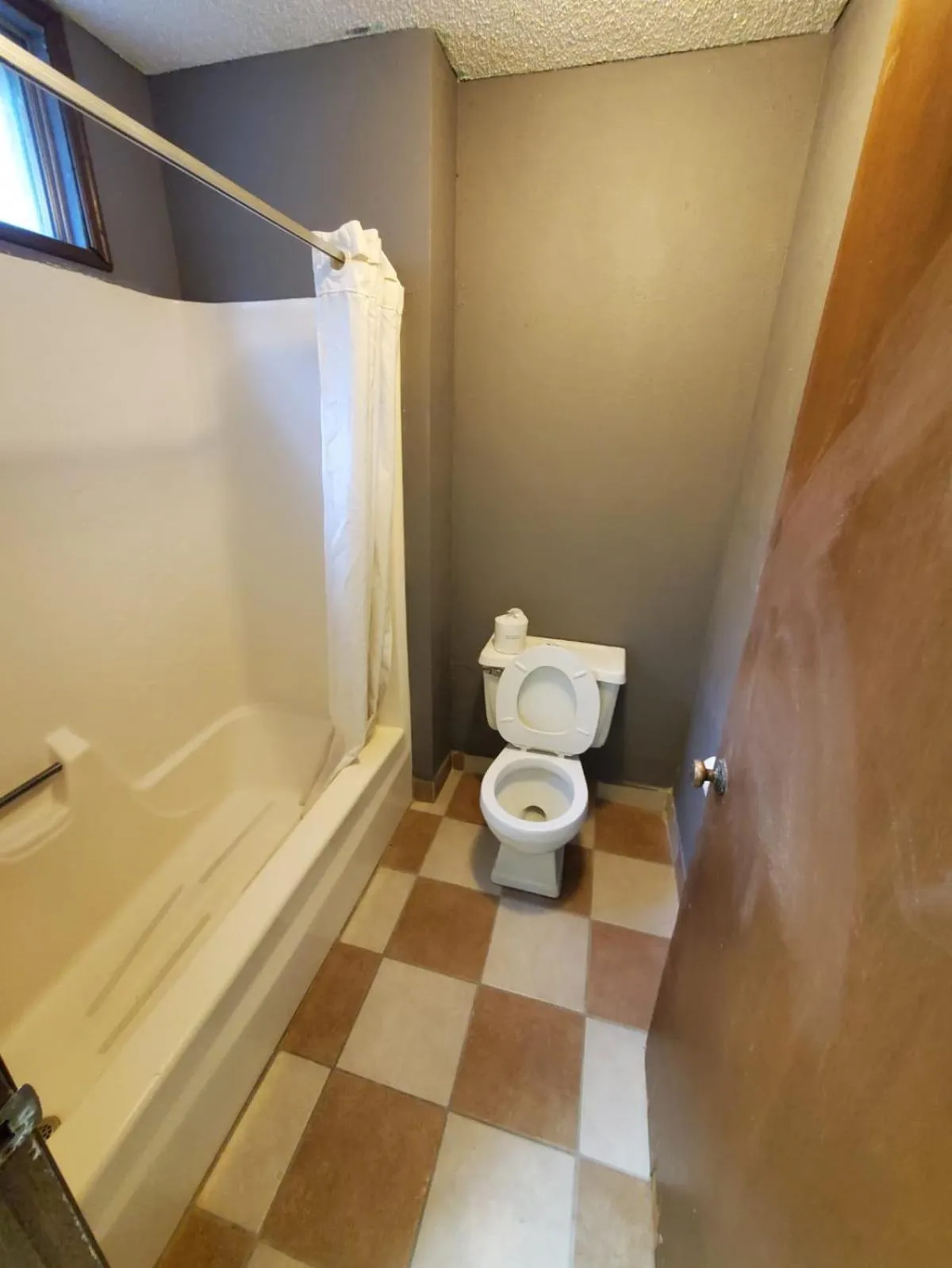 Bathroom in Gray Plaza Motel West Frankfort