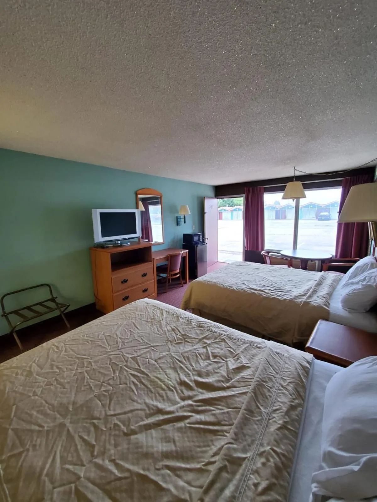 Photo of the whole room, Bed in Gray Plaza Motel West Frankfort