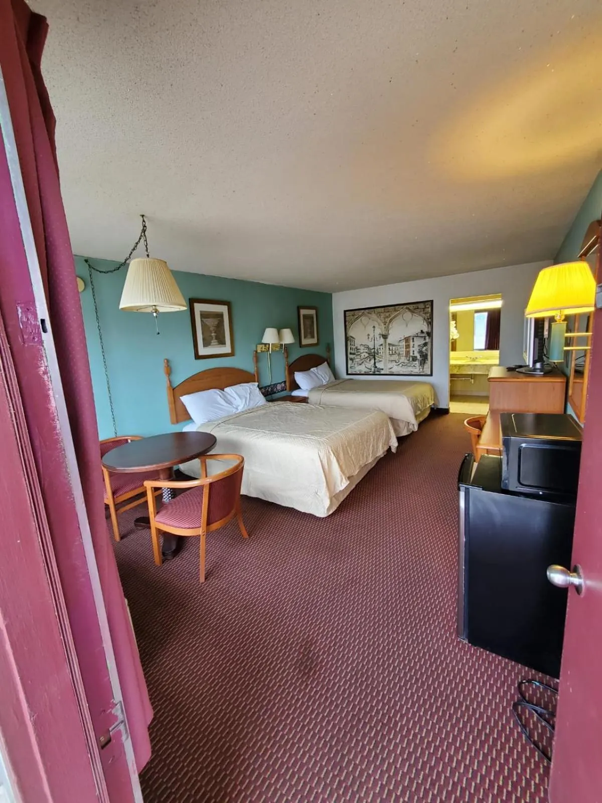 Photo of the whole room, Bed in Gray Plaza Motel West Frankfort