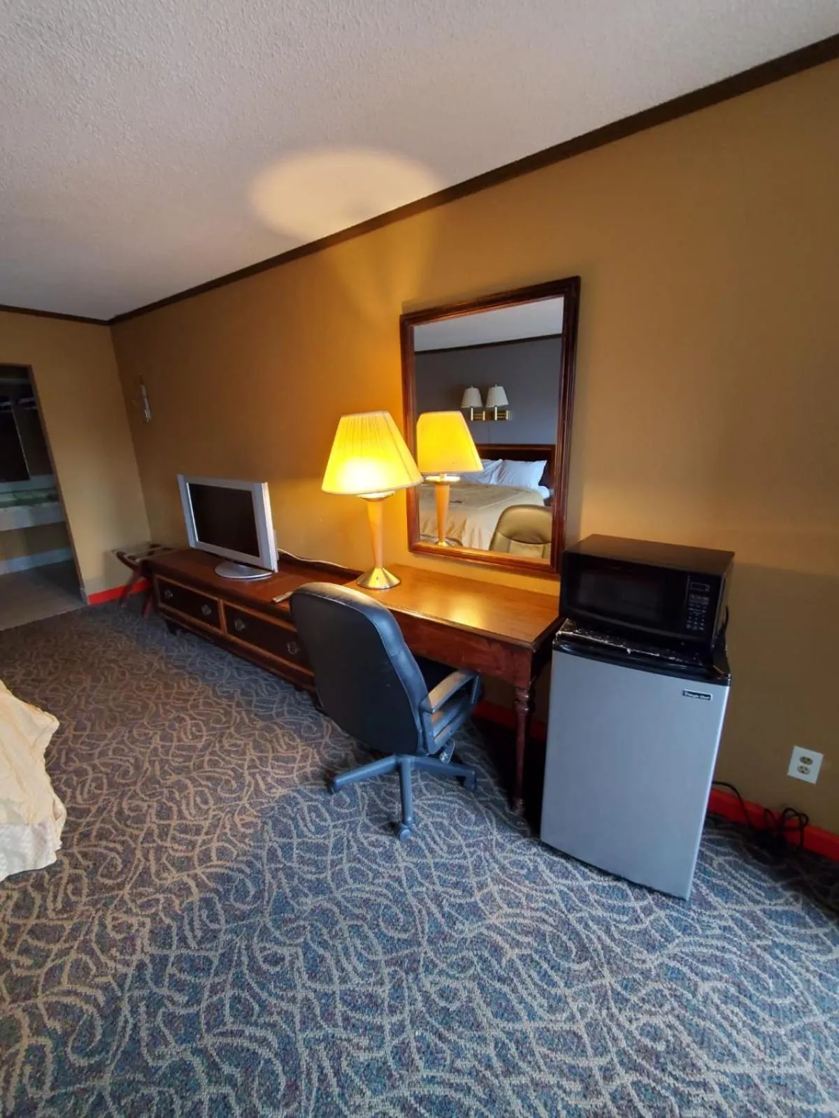 Bedroom, Bed in Gray Plaza Motel West Frankfort