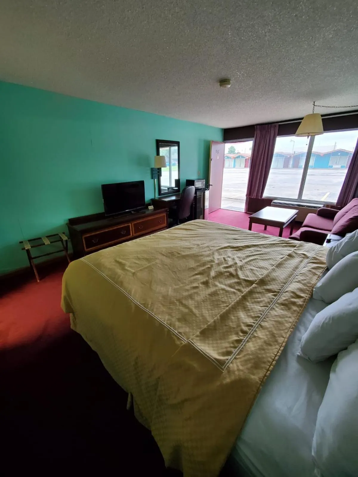 Photo of the whole room, Bed in Gray Plaza Motel West Frankfort