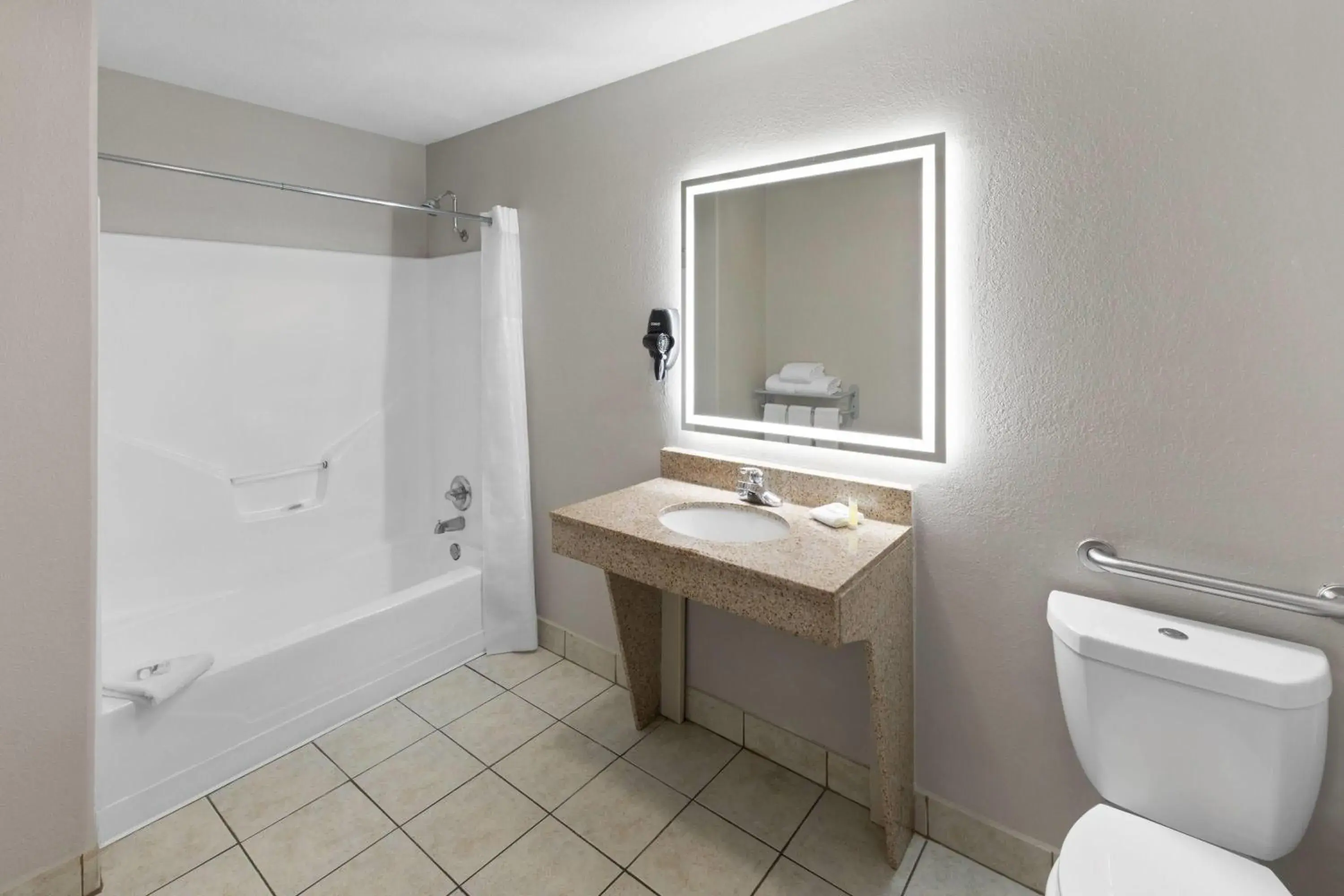 King Room with Bath Tub - Mobility/Hearing Accessible - Non-Smoking in Days Inn by Wyndham Temple King Room with Bath Tub - Mobility/Hearing Accessible - Non-Smoking in Days Inn by Wyndham Temple
