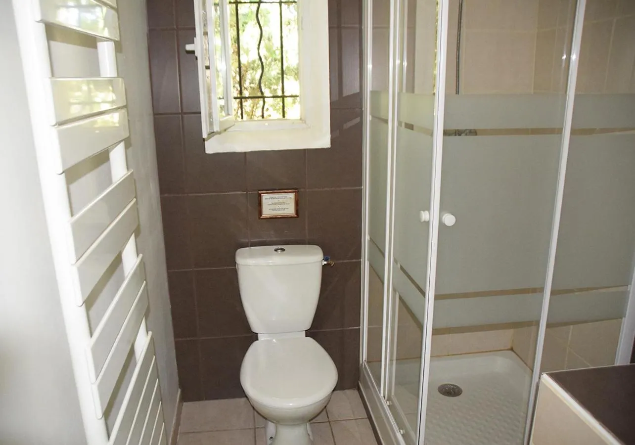 Shower in La Maison Des Invites