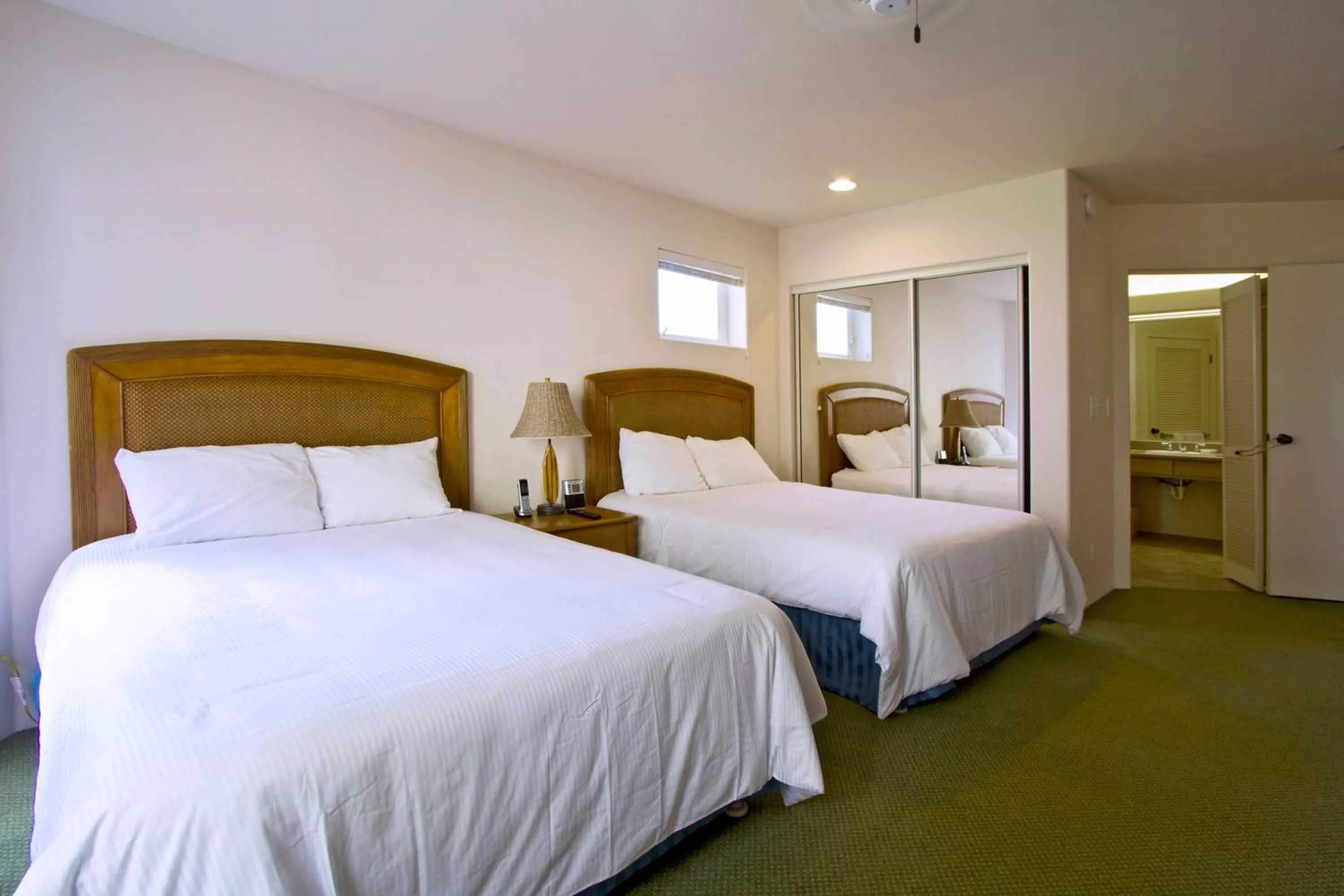 Photo of the whole room, Bed in Club Wyndham Shearwater