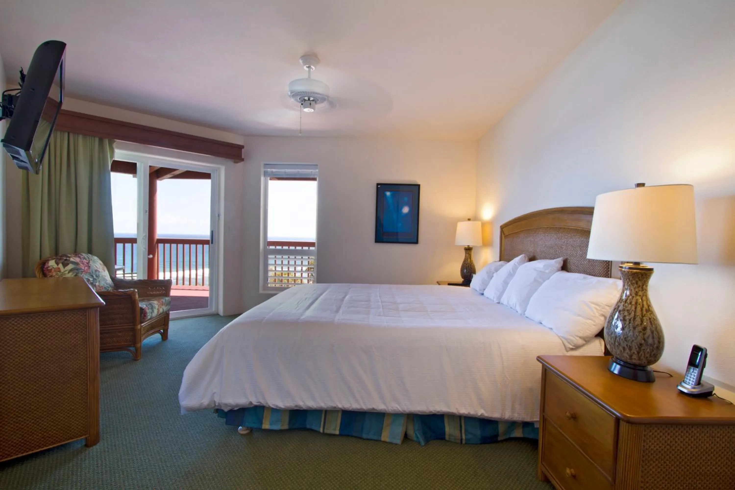 Photo of the whole room, Bed in Club Wyndham Shearwater