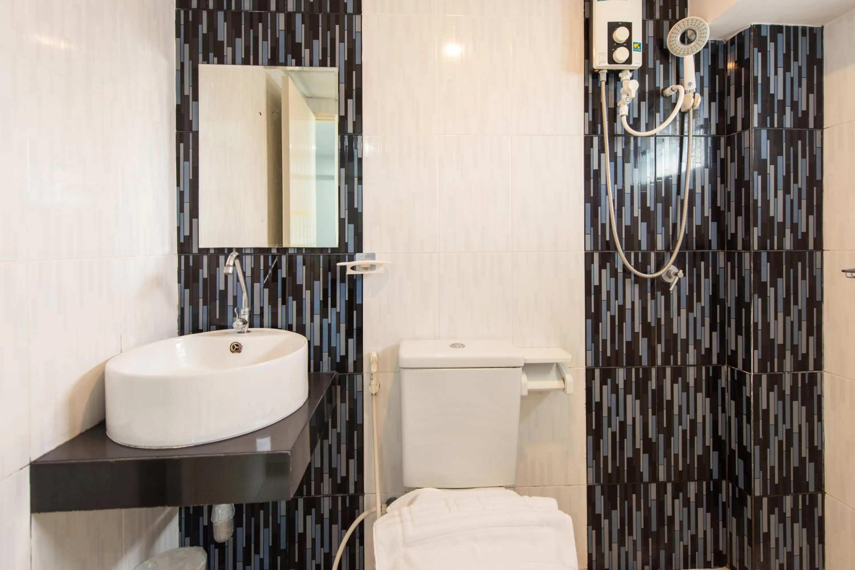 Toilet in Riski Residence Bangbuathong