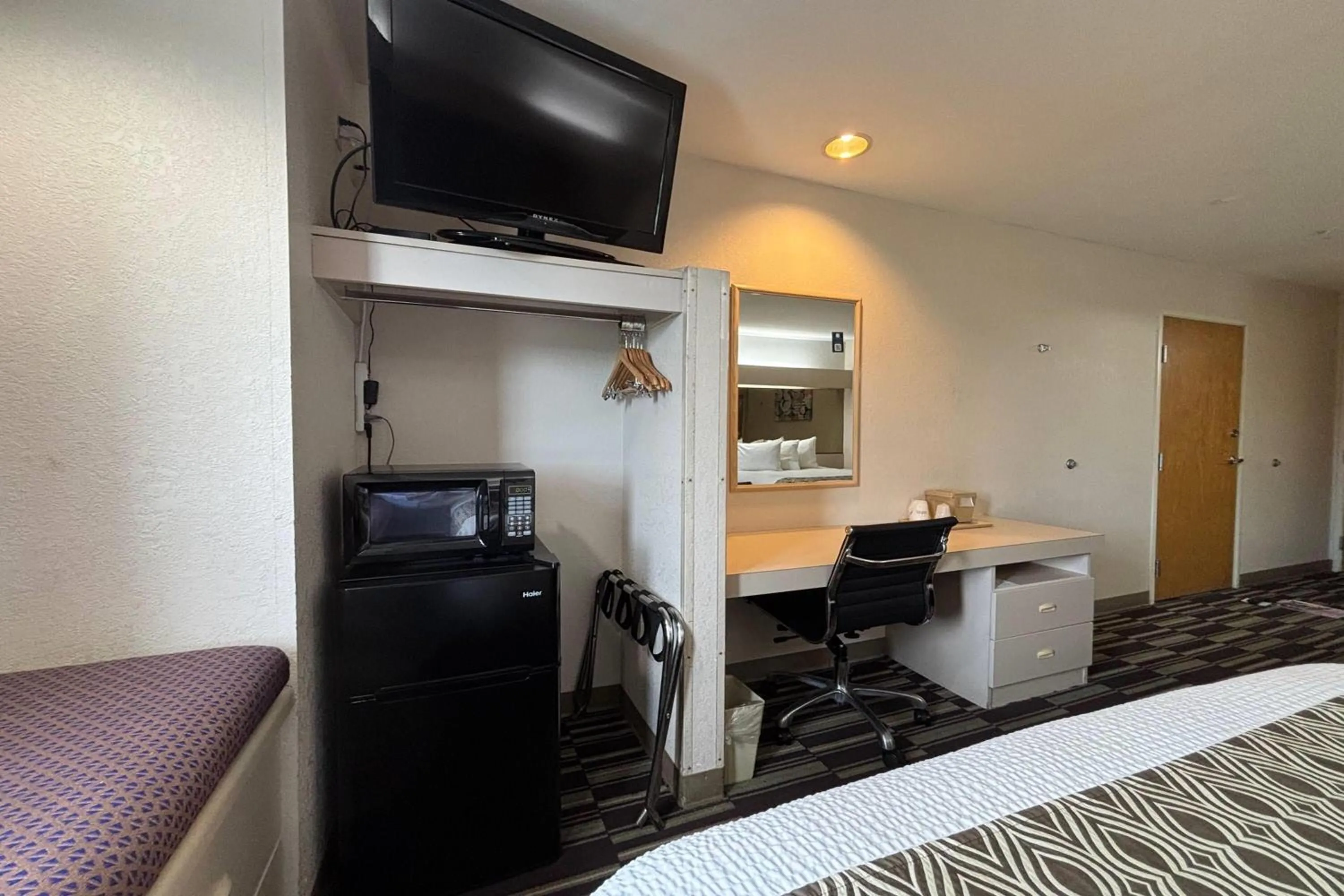 Photo of the whole room, Bed in Microtel Inn by Wyndham Champaign