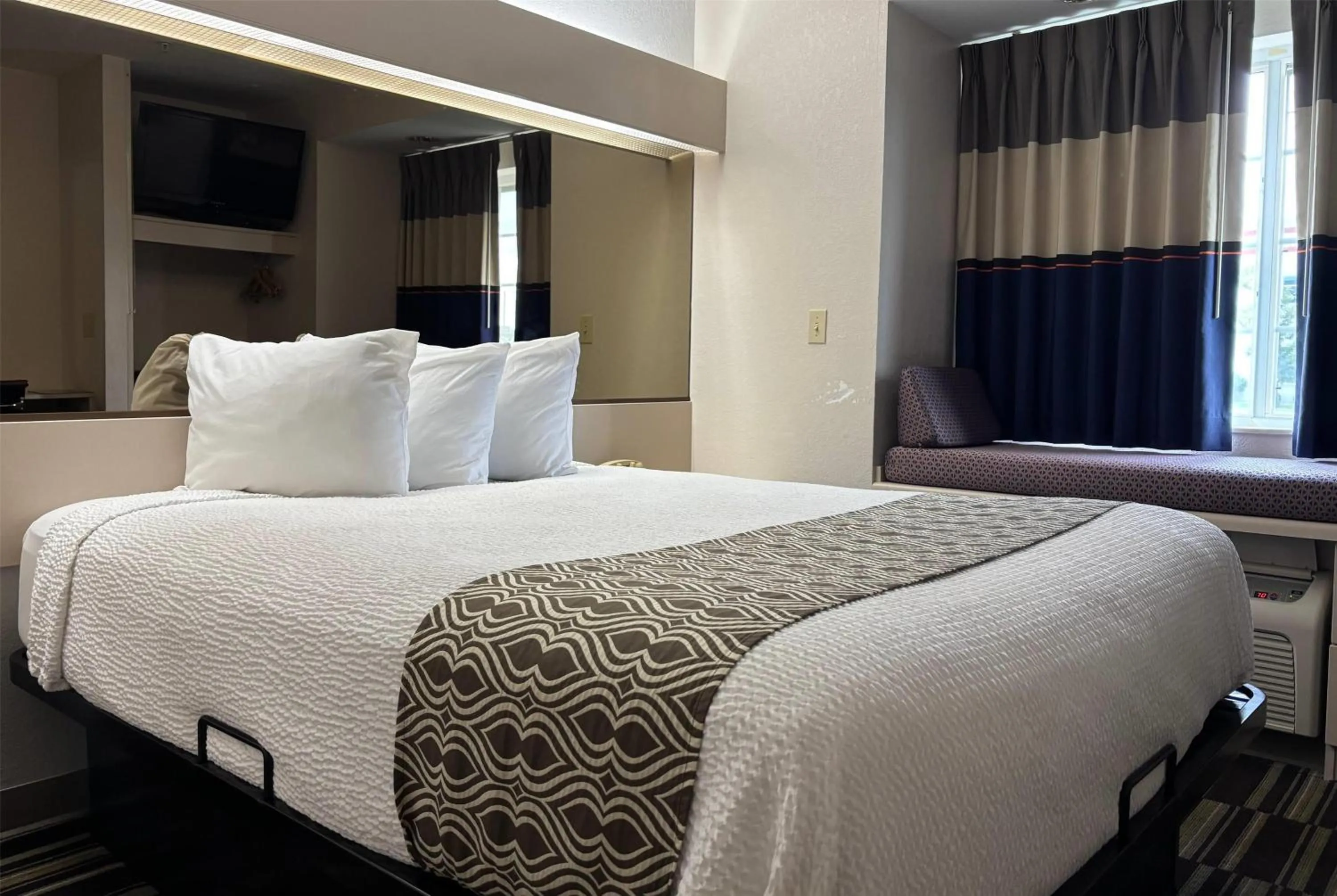 Photo of the whole room, Bed in Microtel Inn by Wyndham Champaign