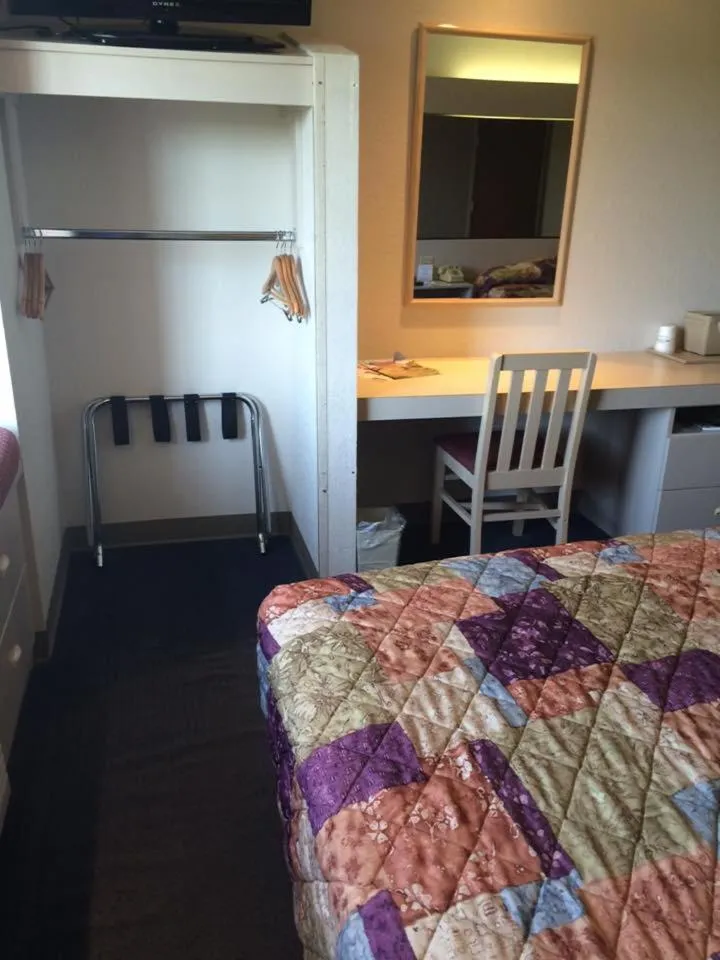 Bedroom, Bed in Microtel Inn by Wyndham Champaign