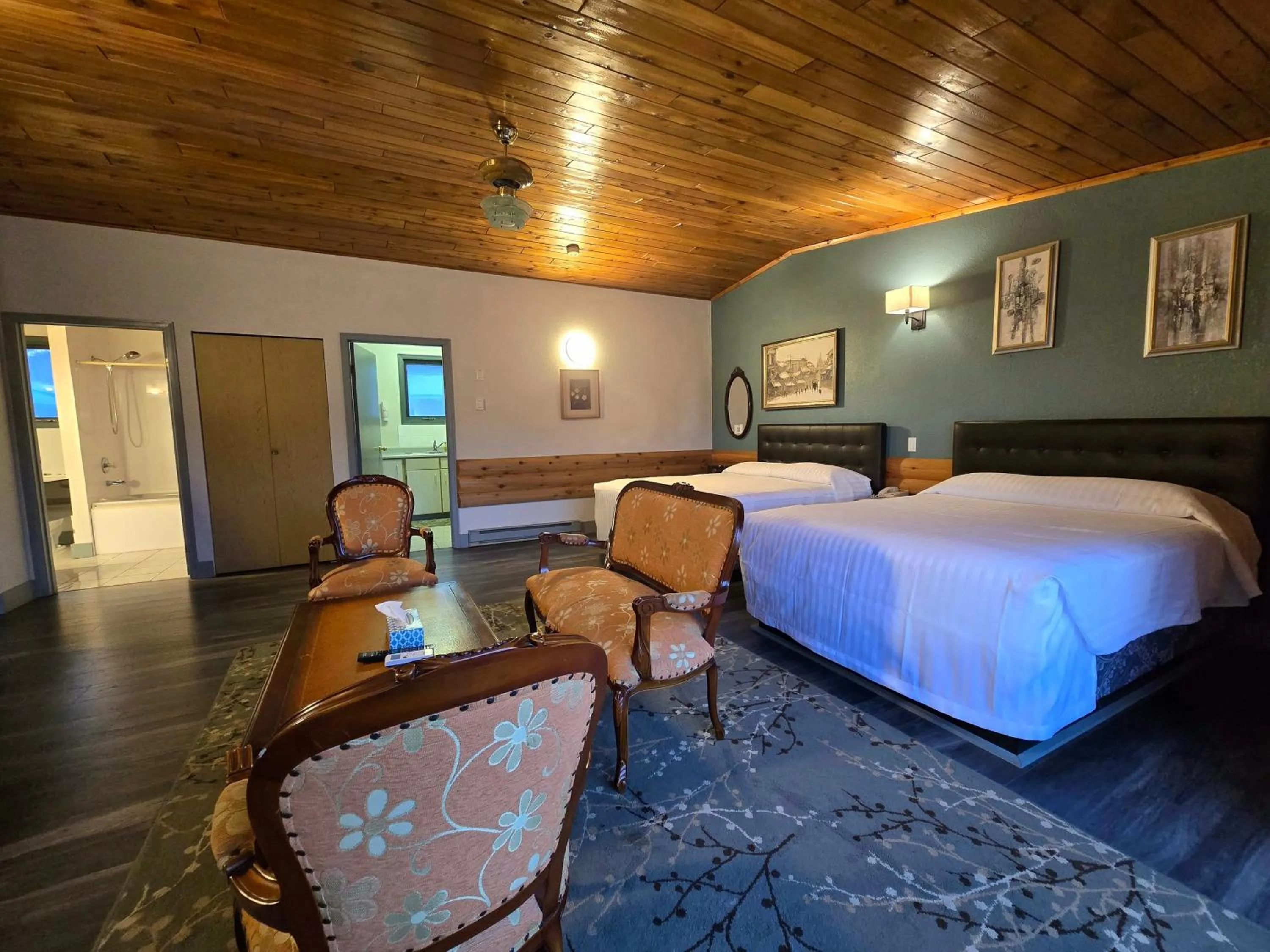 Bedroom, Bed in Alpine Inn