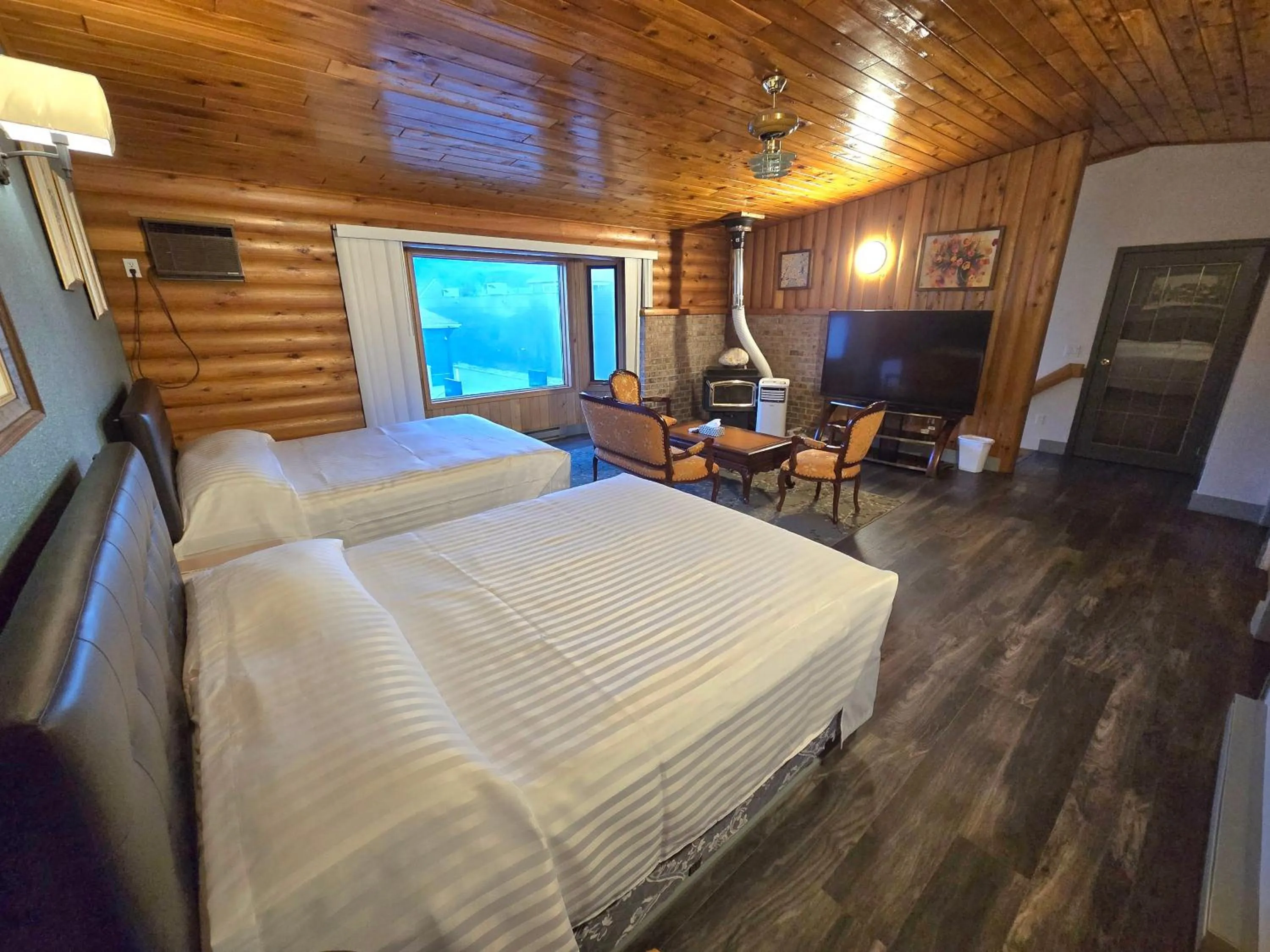 Bedroom, Bed in Alpine Inn