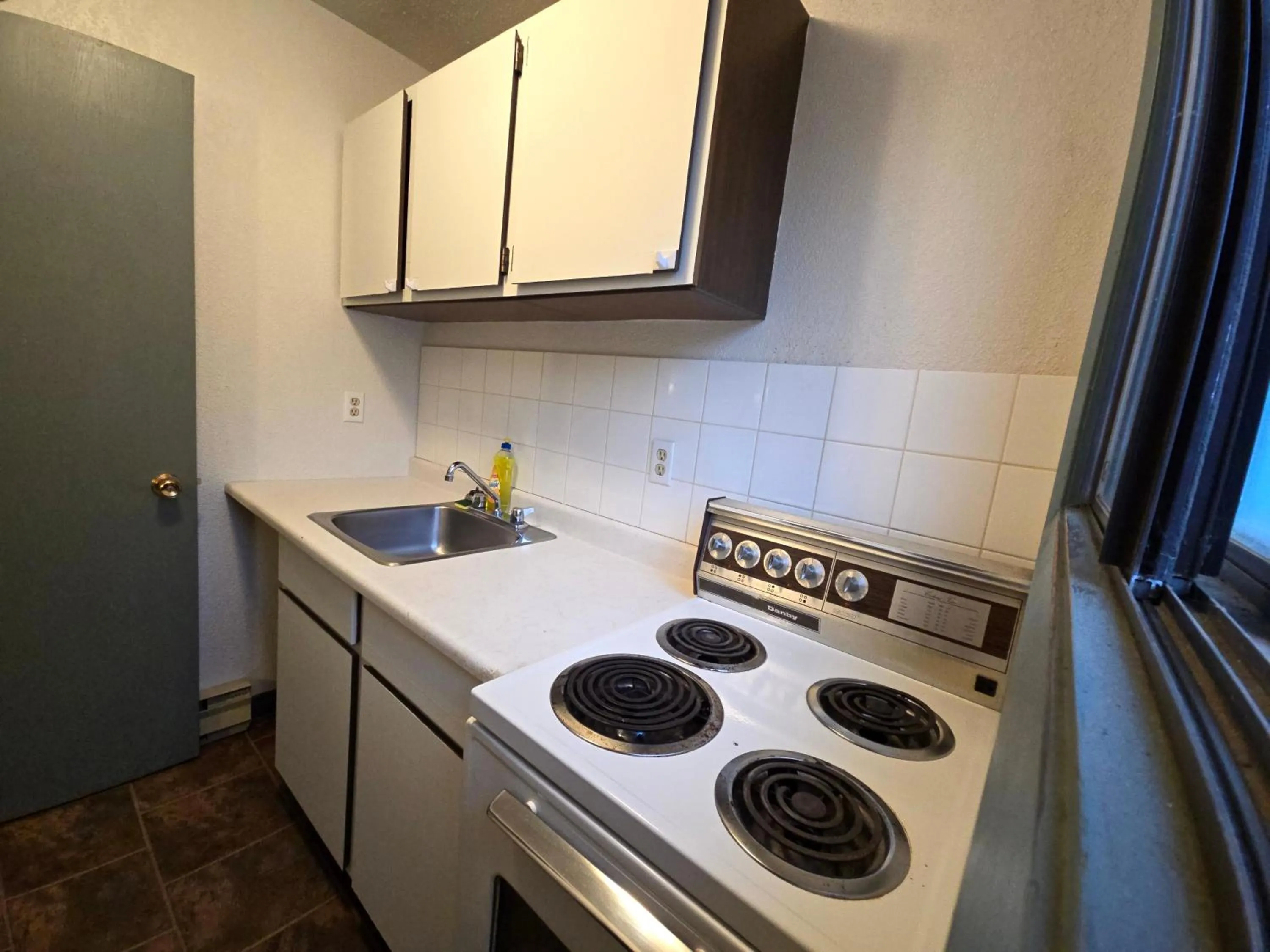 kitchen in Alpine Inn