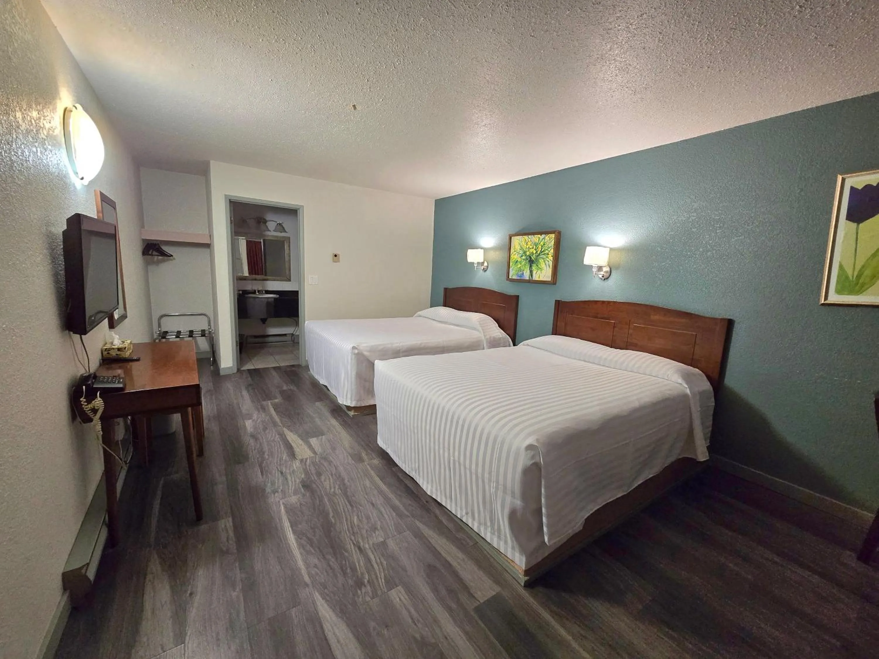 Bedroom, Bed in Alpine Inn