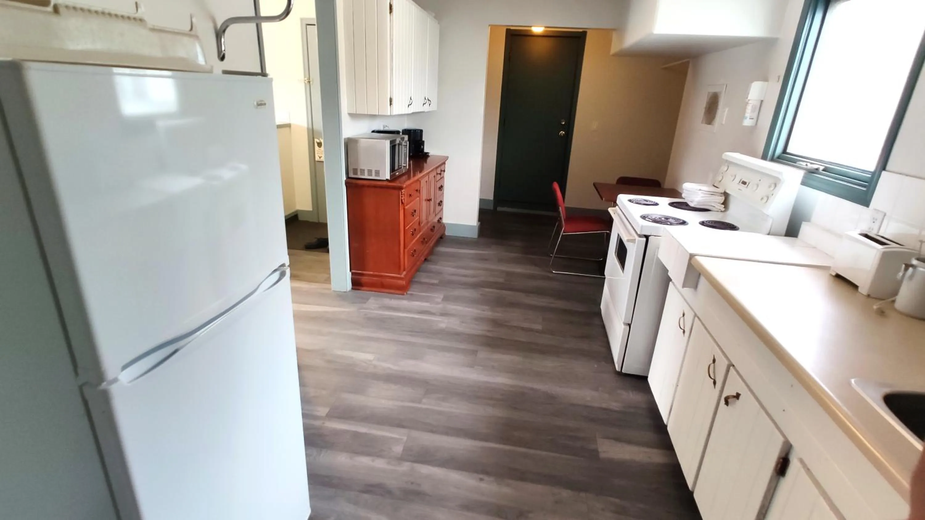 Kitchen or kitchenette in Alpine Inn