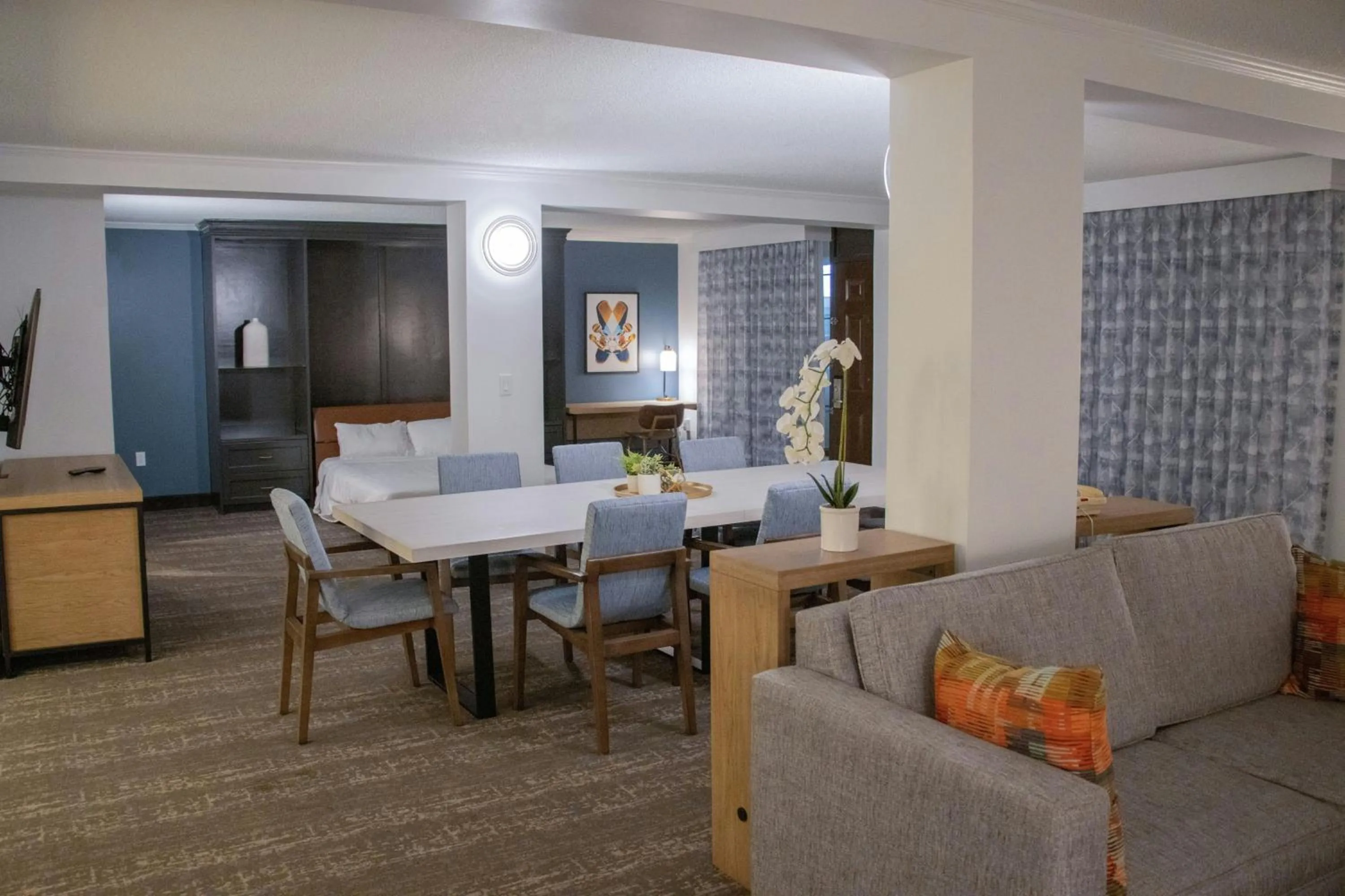 Photo of the whole room in The Inn at Opryland, A Gaylord Hotel