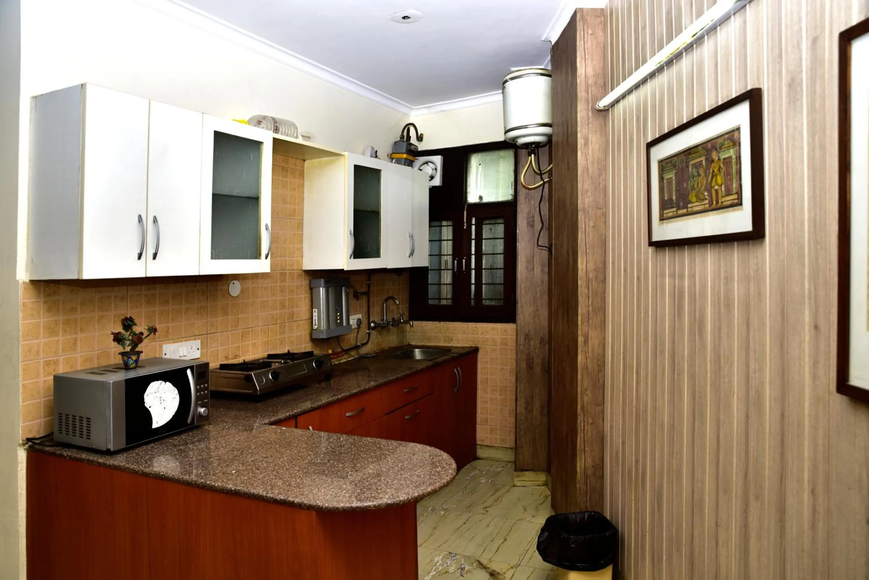 Kitchen or kitchenette in 2BHK Comfortable Furnished Serviced Apartments in Hauz Khas - Woodpecker Apartments
