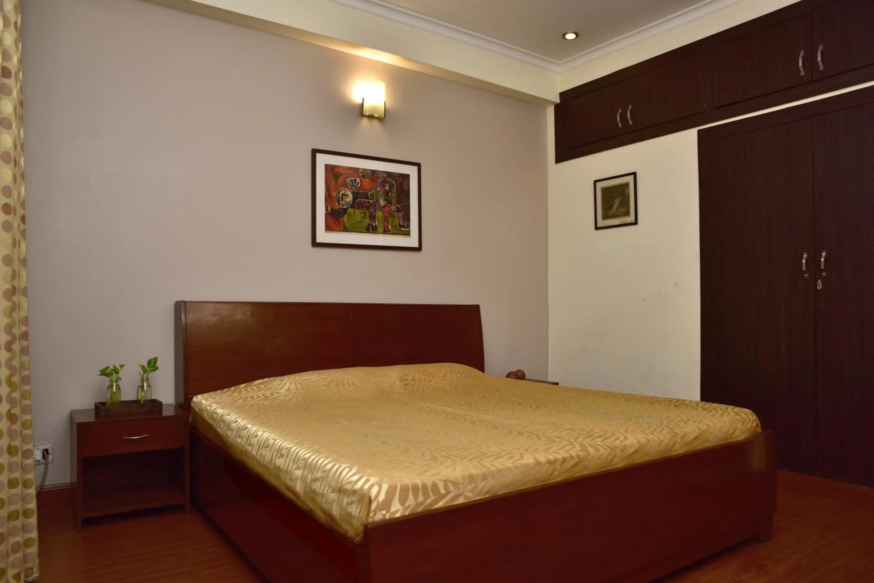 Bed in 2BHK Comfortable Furnished Serviced Apartments in Hauz Khas - Woodpecker Apartments