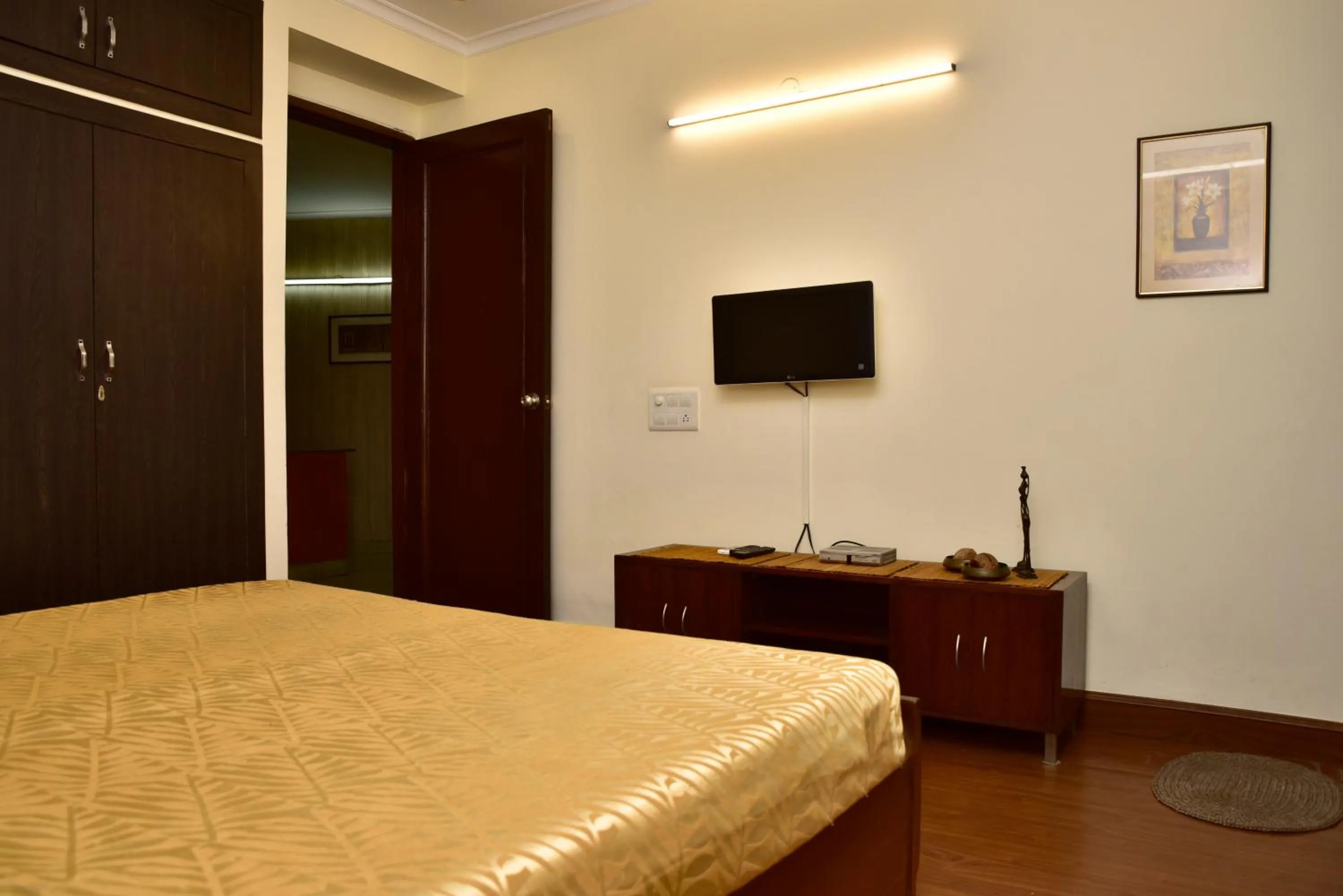 Bed in 2BHK Comfortable Furnished Serviced Apartments in Hauz Khas - Woodpecker Apartments