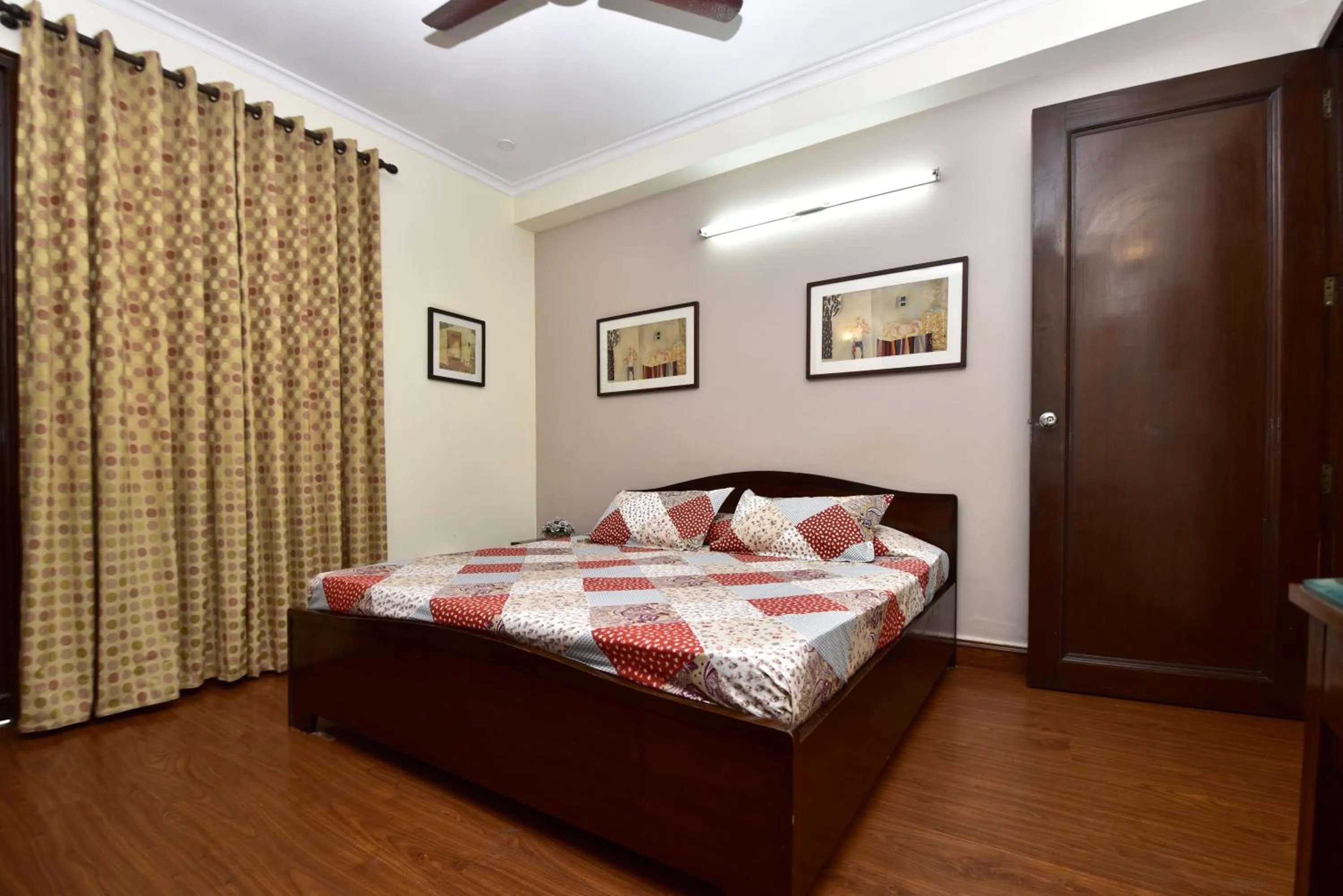 Bed in 2BHK Comfortable Furnished Serviced Apartments in Hauz Khas - Woodpecker Apartments