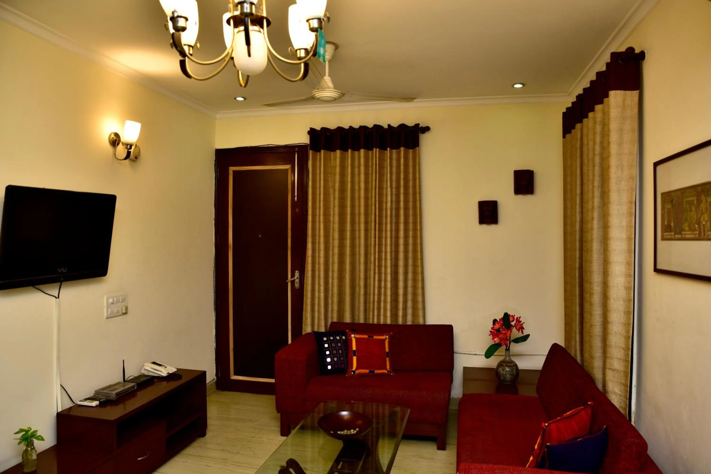 Communal lounge/ TV room in 2BHK Comfortable Furnished Serviced Apartments in Hauz Khas - Woodpecker Apartments