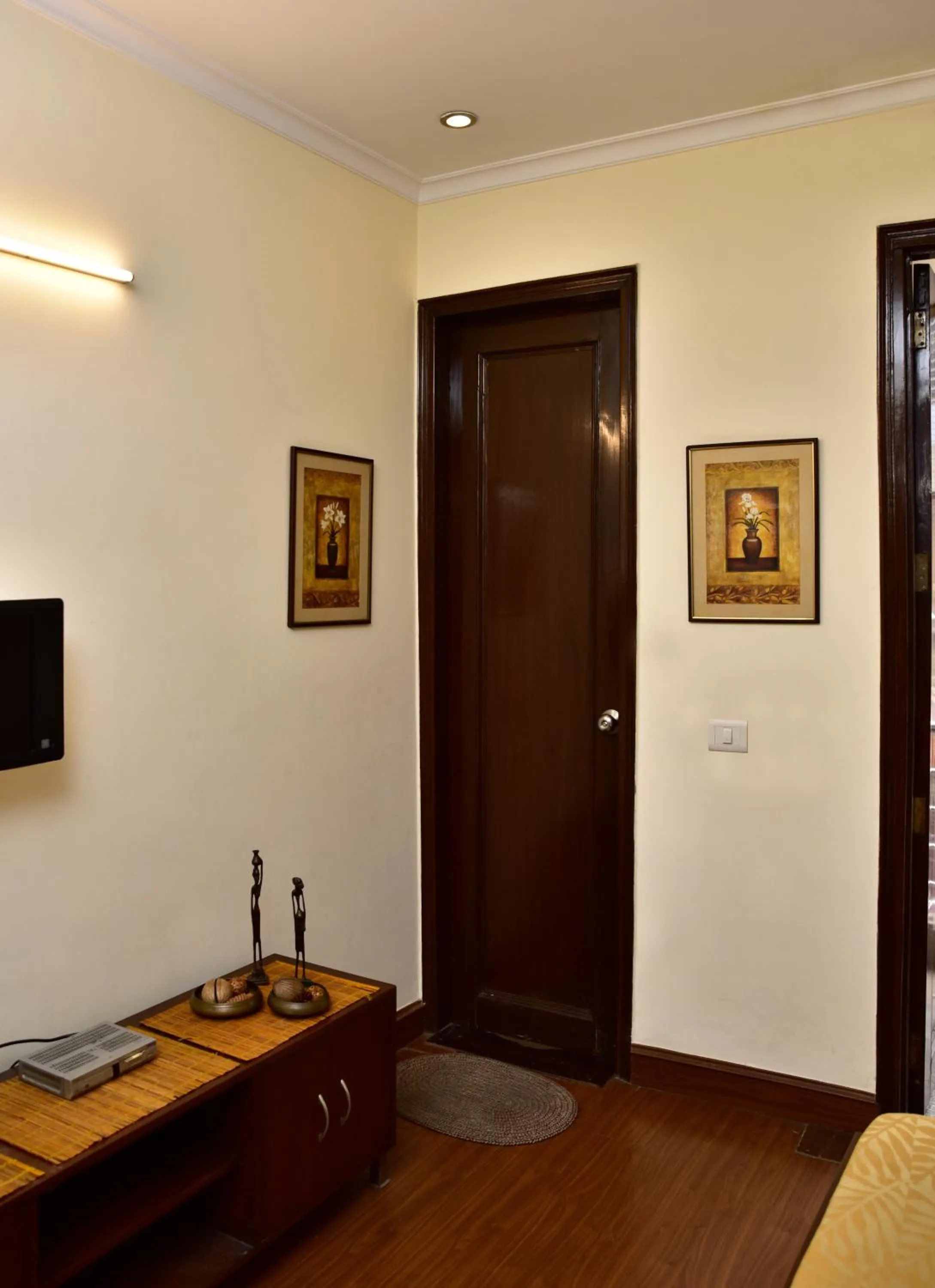Decorative detail in 2BHK Comfortable Furnished Serviced Apartments in Hauz Khas - Woodpecker Apartments