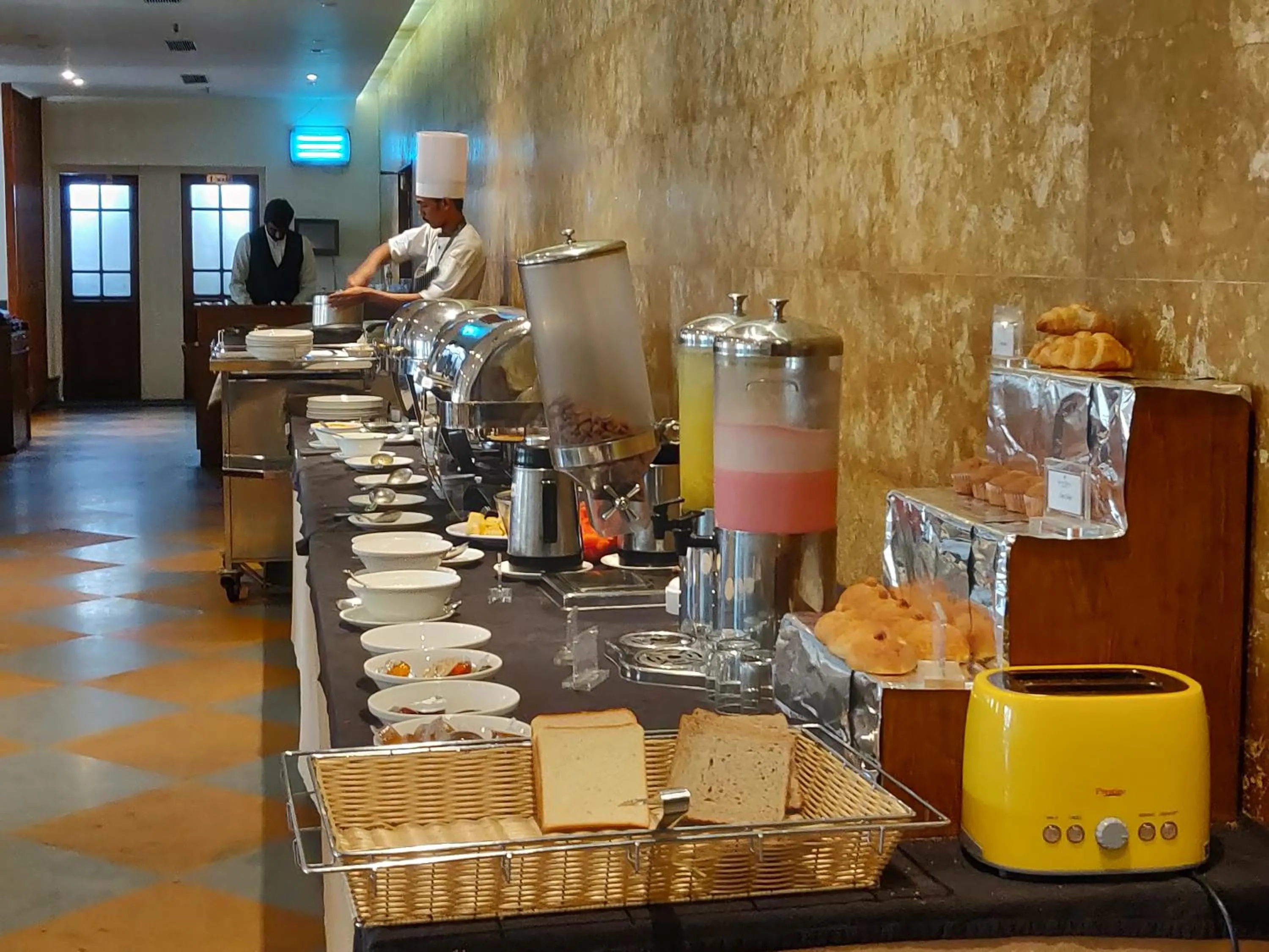 Restaurant/places to eat in Grand Hotel