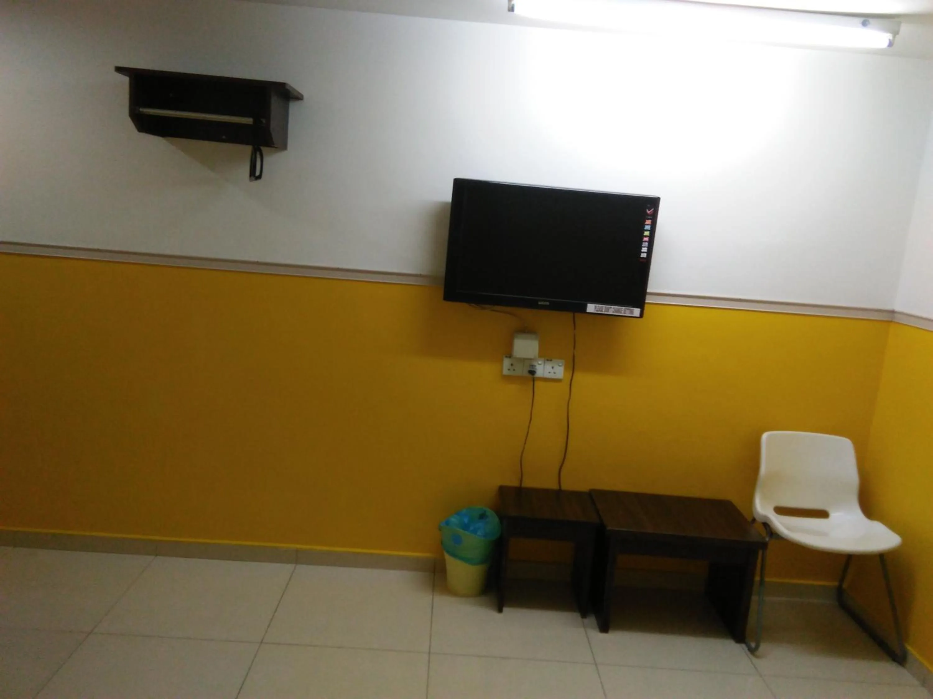 Communal lounge/ TV room in Hotel Abby IGB Tasek