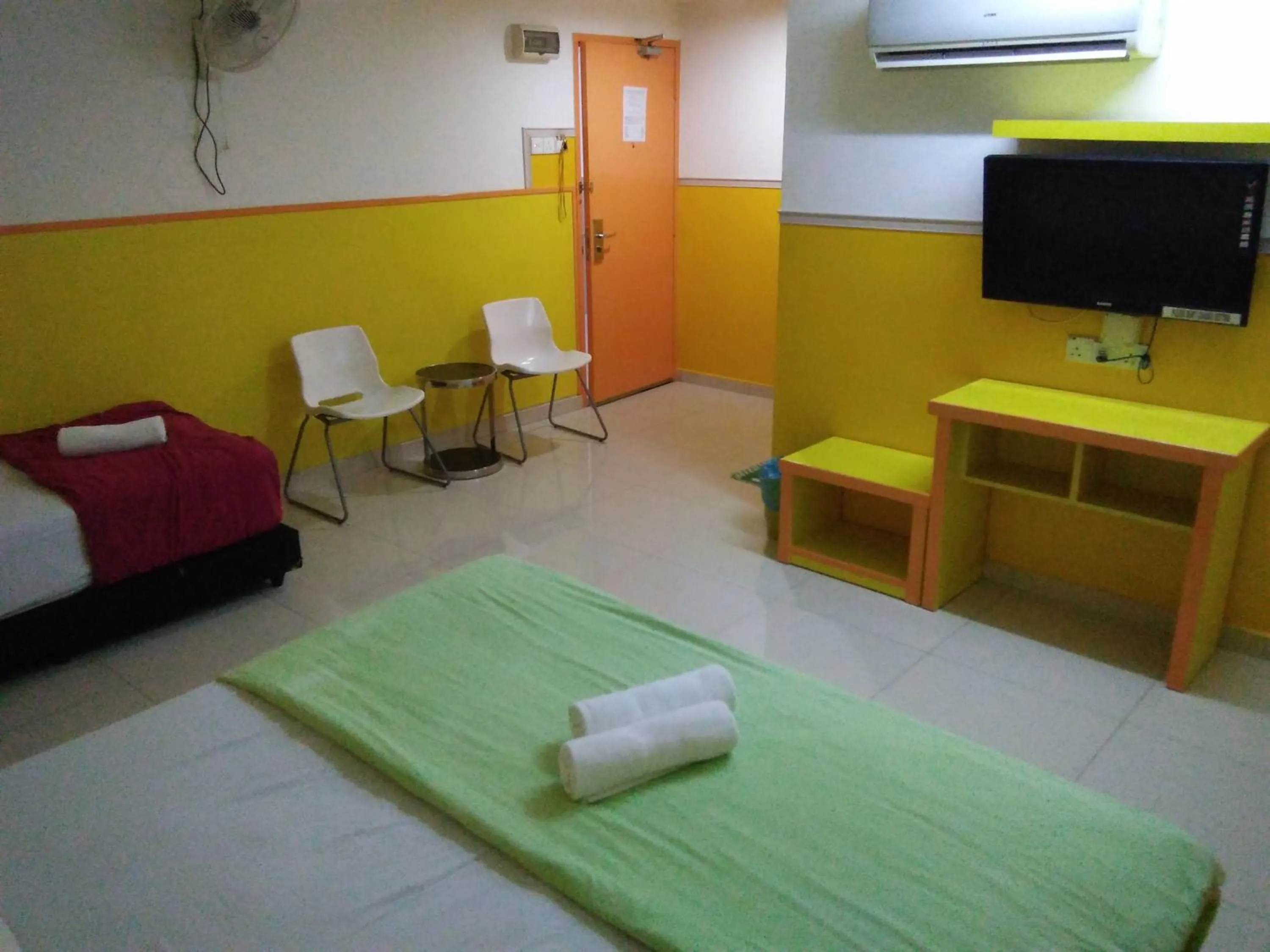 Communal lounge/ TV room, Bed in Hotel Abby IGB Tasek