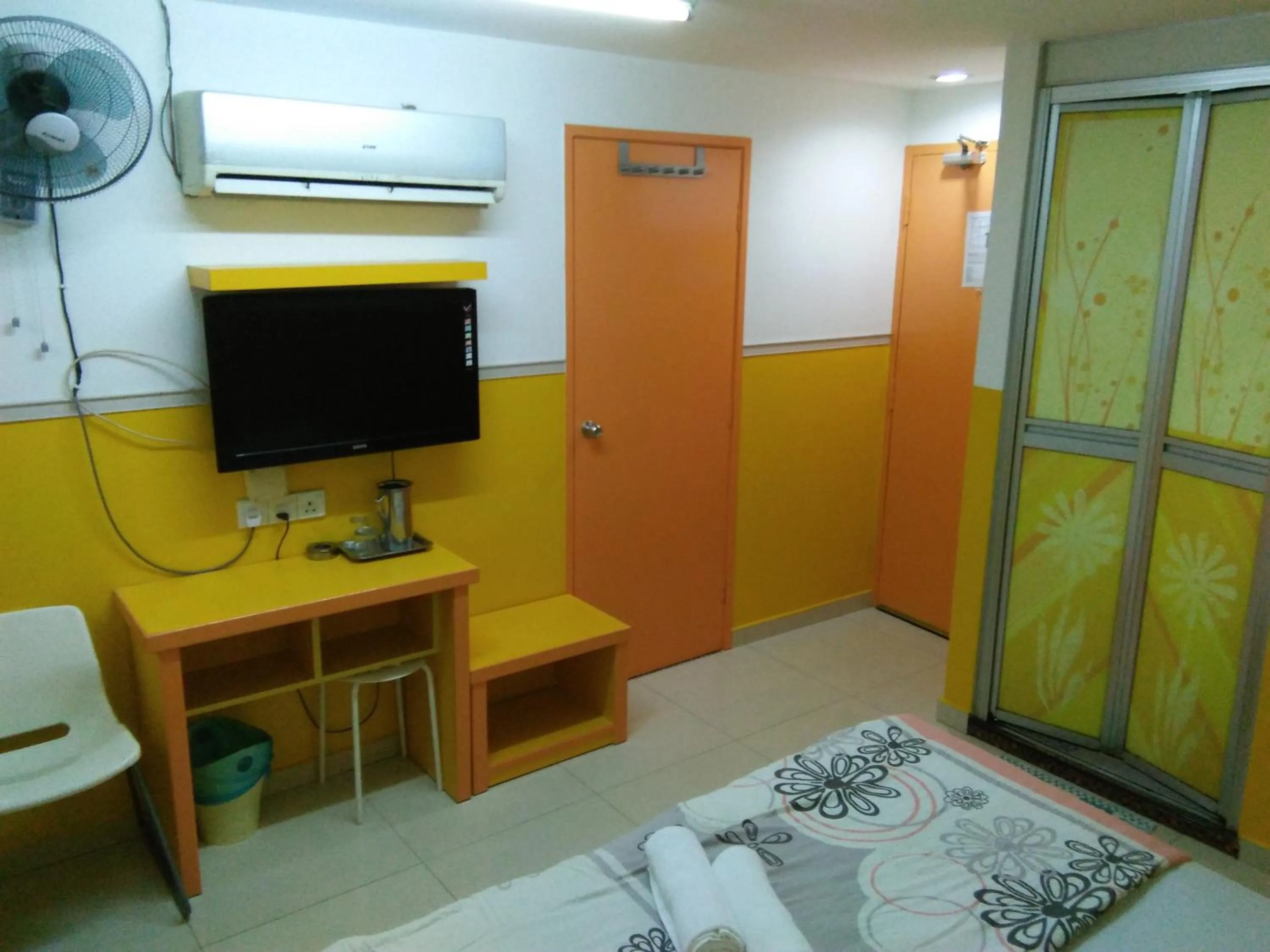 Communal lounge/ TV room in Hotel Abby IGB Tasek