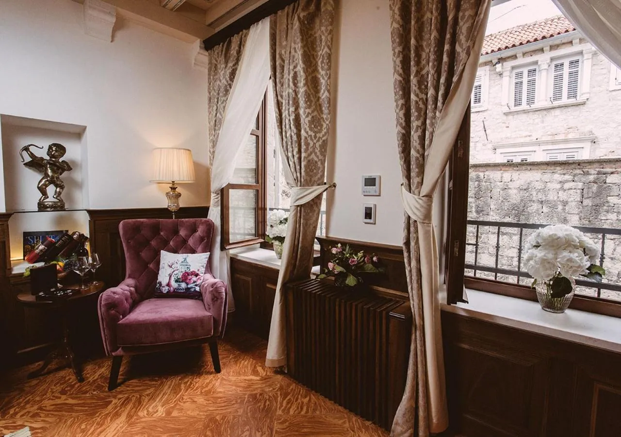 Decorative detail in Heritage Hotel Cardo