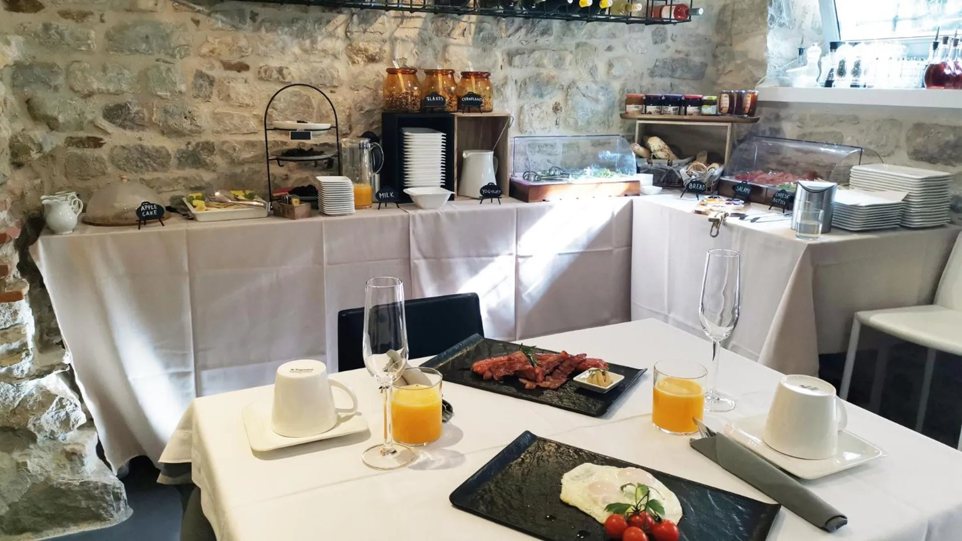 Restaurant/places to eat in Heritage Hotel Cardo