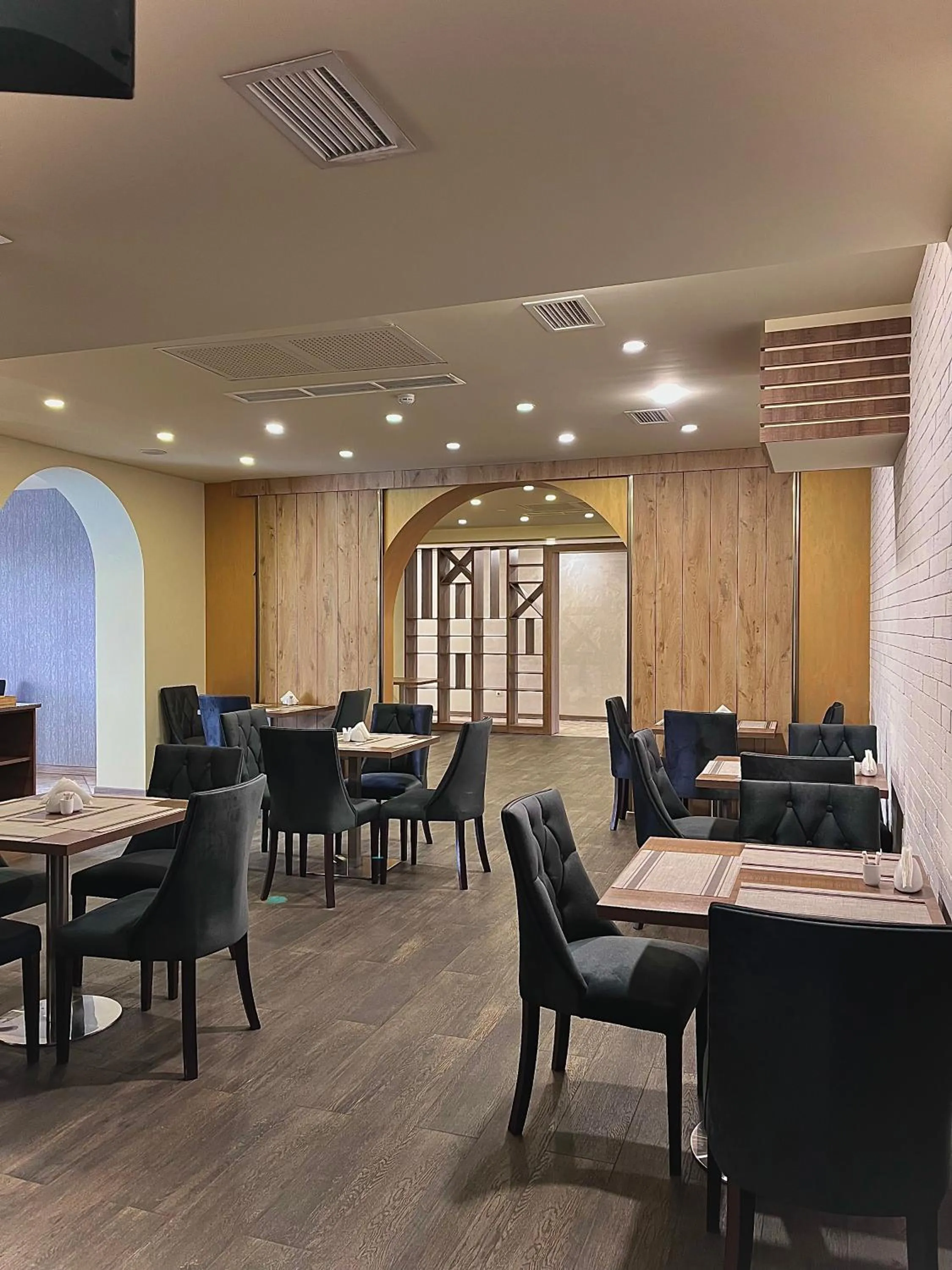 Restaurant/places to eat in Bien hotel