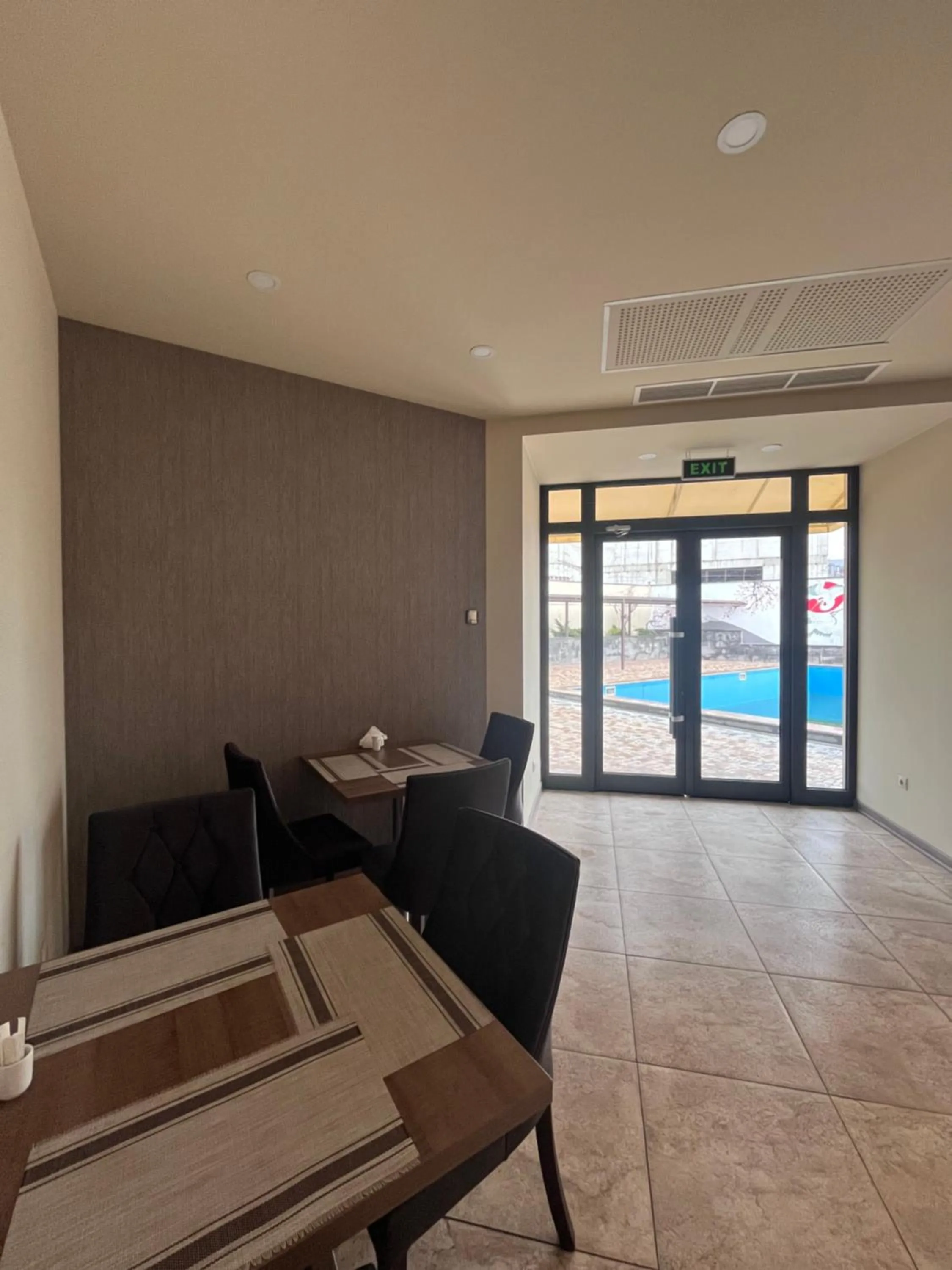 Restaurant/places to eat in Bien hotel