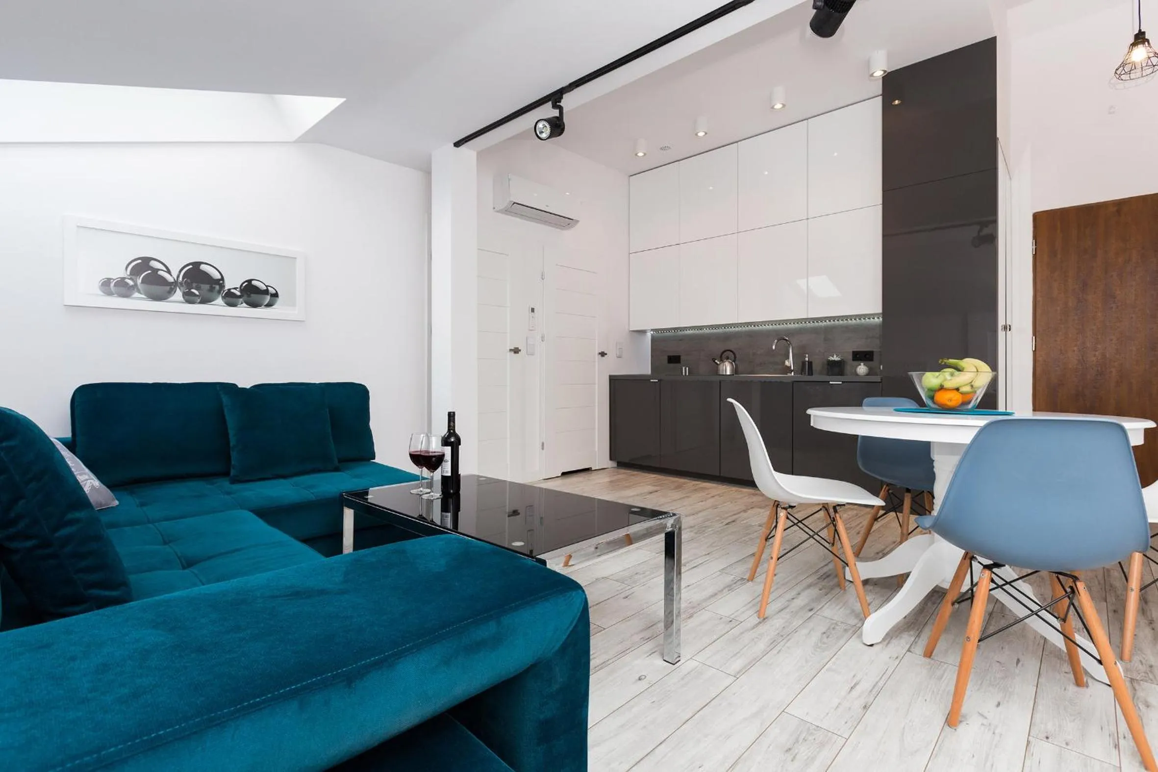 Dining area in DIETLA 99 APARTMENTS - IDEAL LOCATION - in the heart of Krakow
