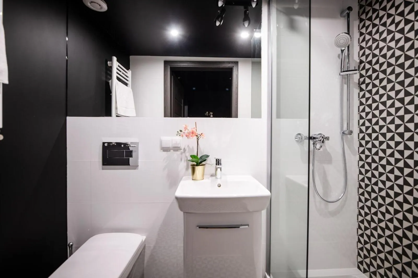 Bathroom in DIETLA 99 APARTMENTS - IDEAL LOCATION - in the heart of Krakow