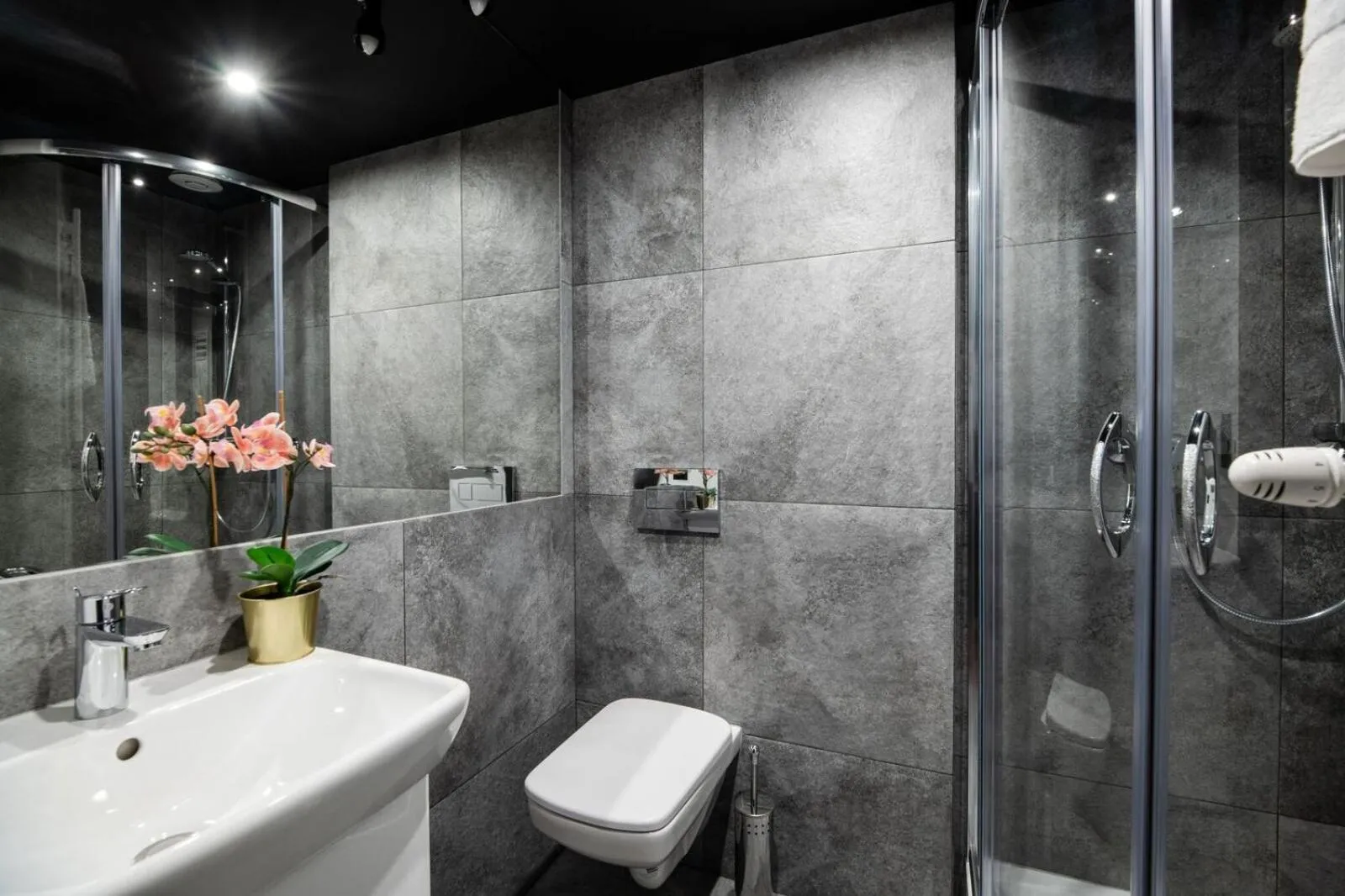 Bathroom in DIETLA 99 APARTMENTS - IDEAL LOCATION - in the heart of Krakow