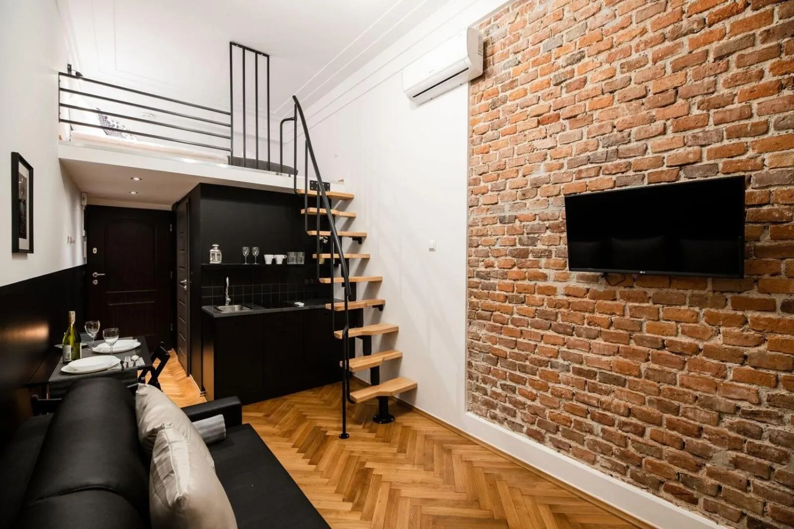 Seating area in DIETLA 99 APARTMENTS - IDEAL LOCATION - in the heart of Krakow