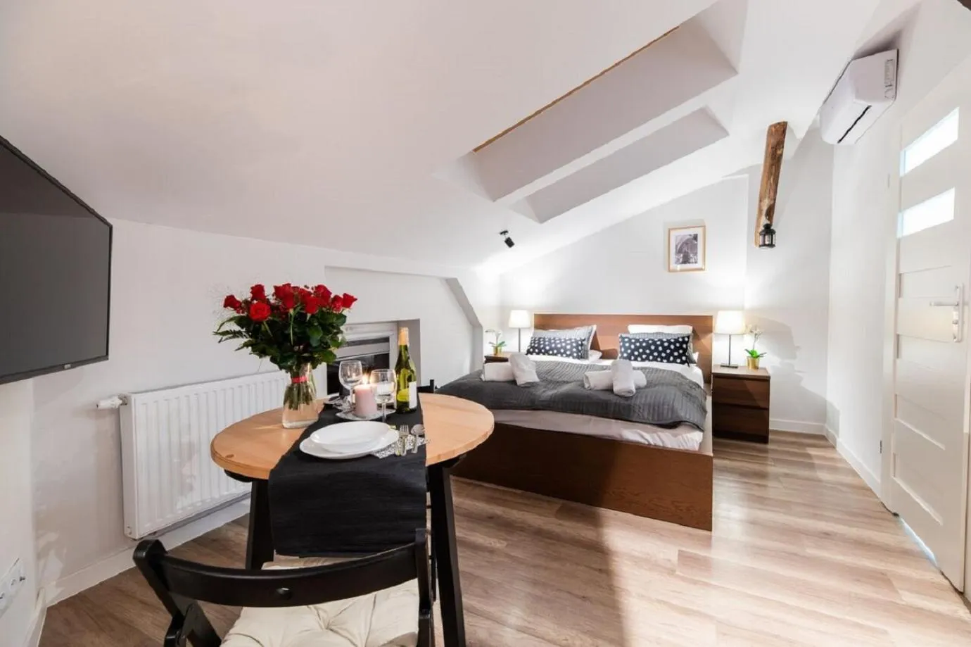 Photo of the whole room, Bed in DIETLA 99 APARTMENTS - IDEAL LOCATION - in the heart of Krakow