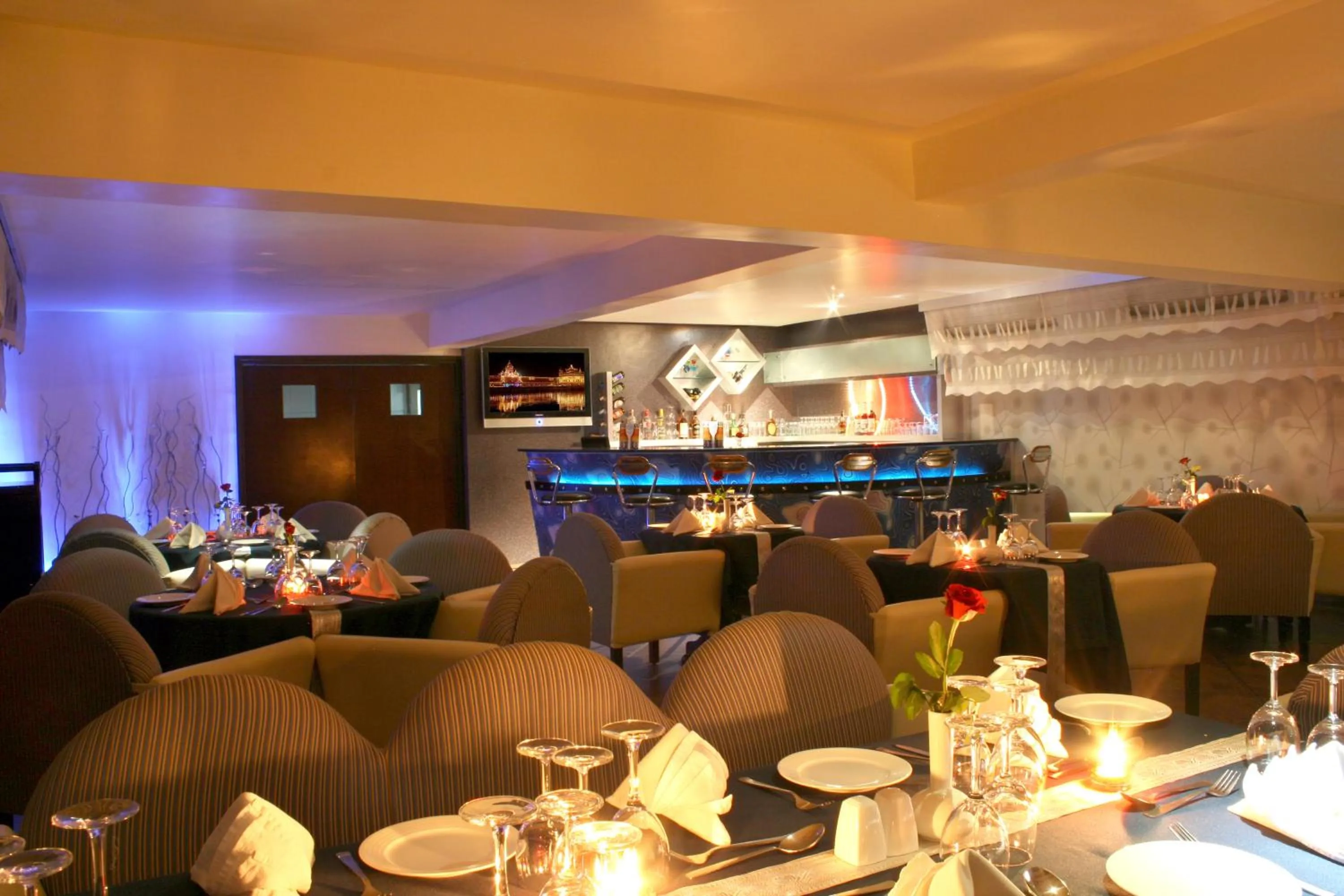 Restaurant/places to eat in Taj Tristar