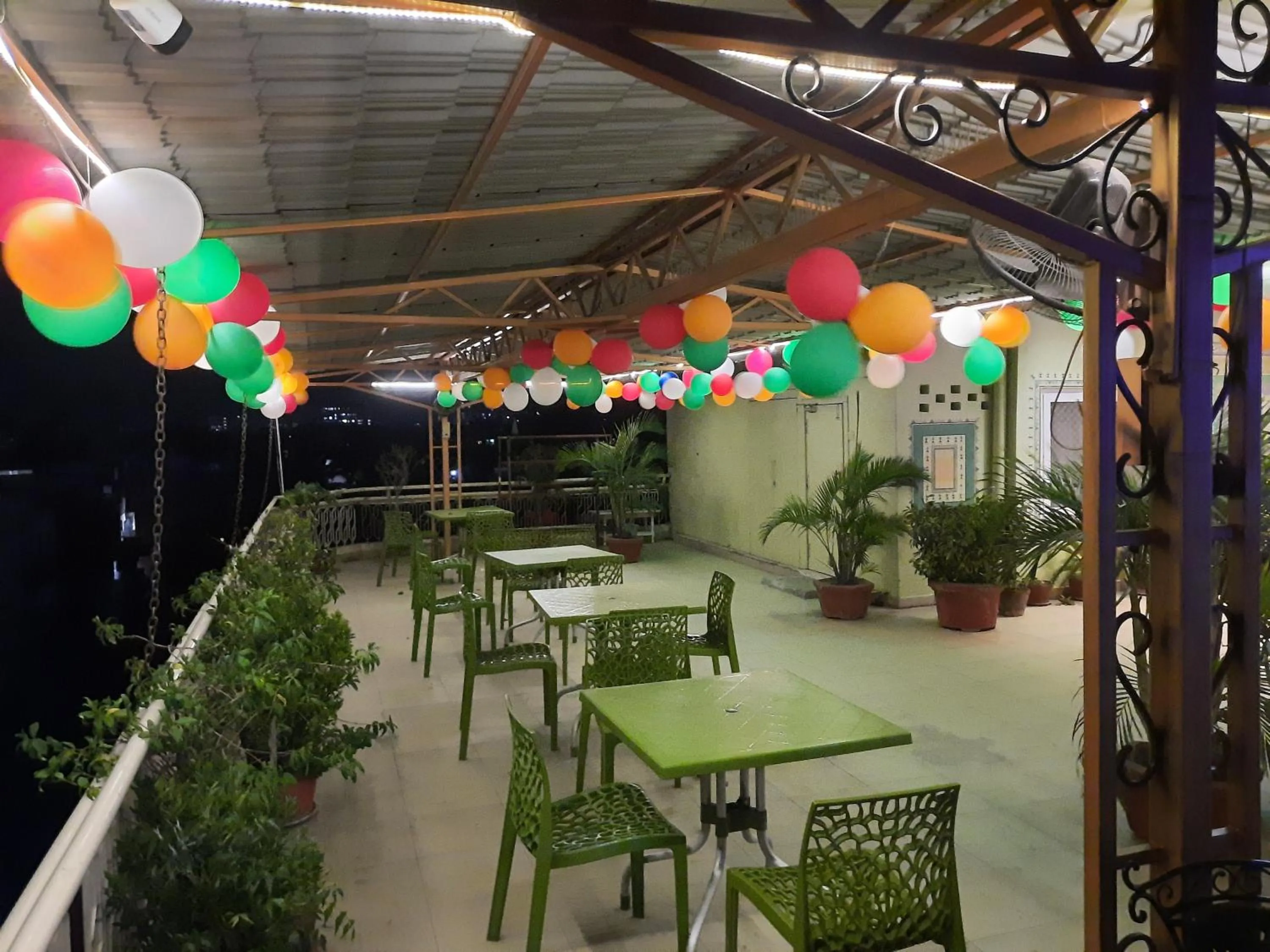 Restaurant/places to eat in Hotel Temple On Ganges