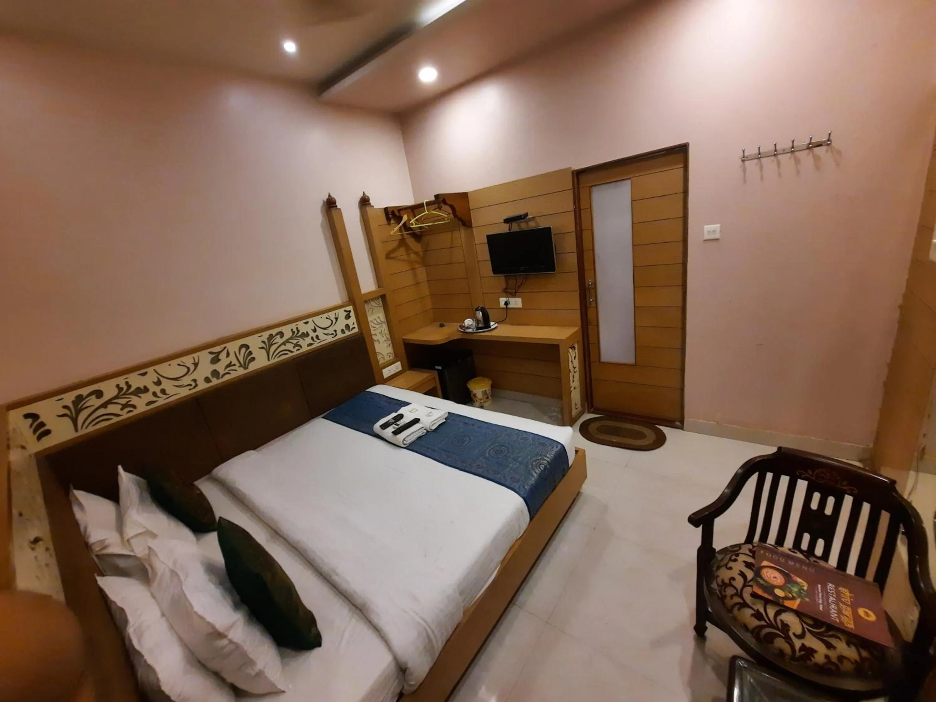 Bedroom, Bed in Hotel Temple On Ganges