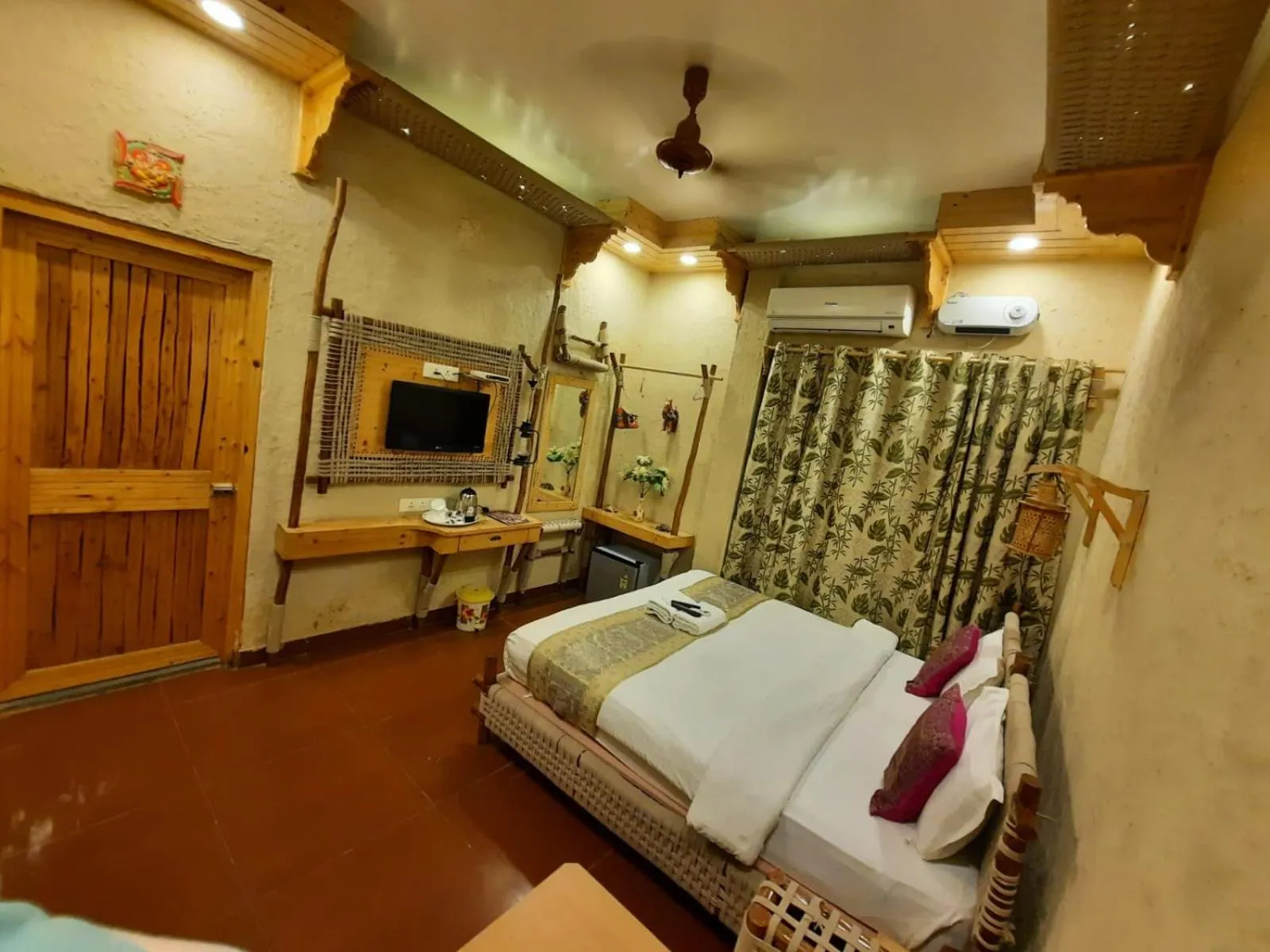 Photo of the whole room, Bed in Hotel Temple On Ganges