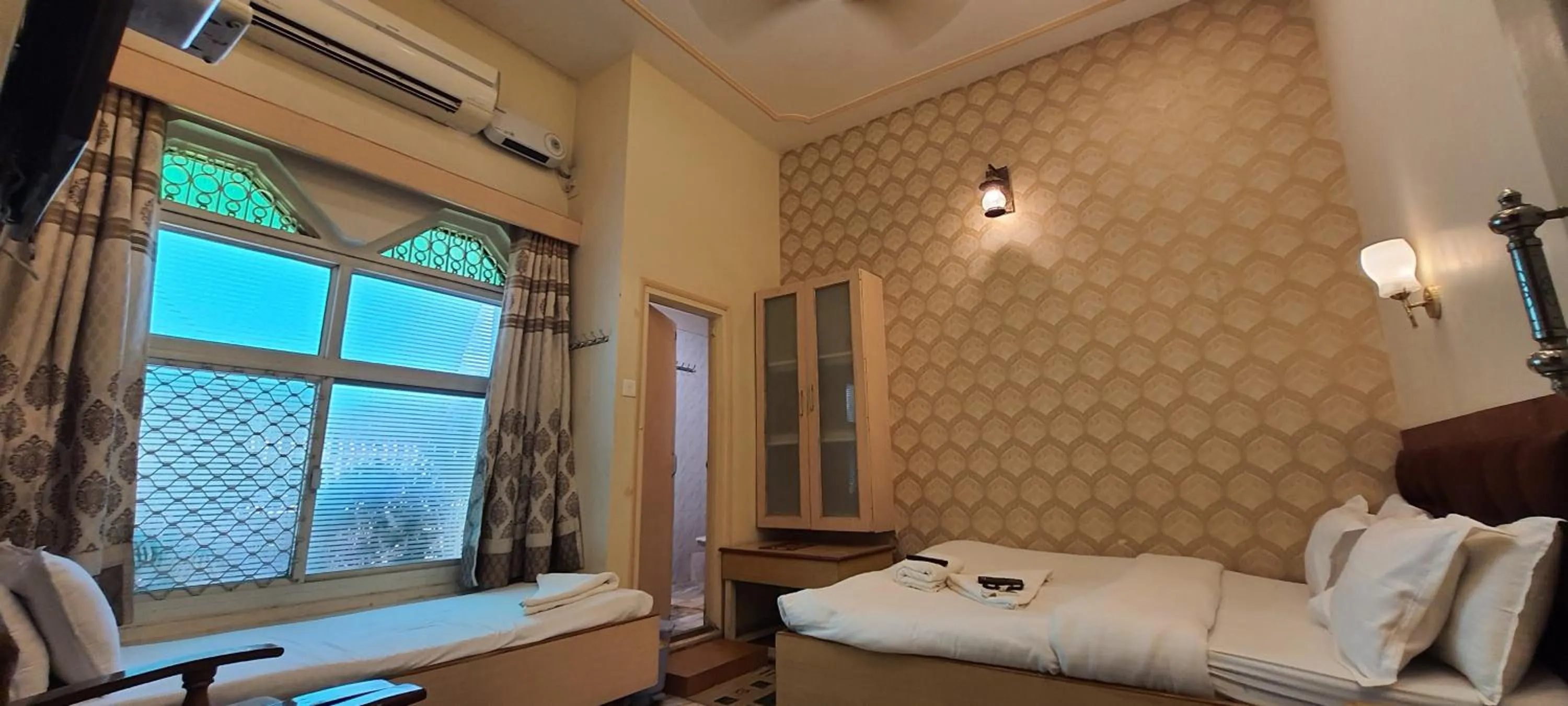 Photo of the whole room, Bed in Hotel Temple On Ganges