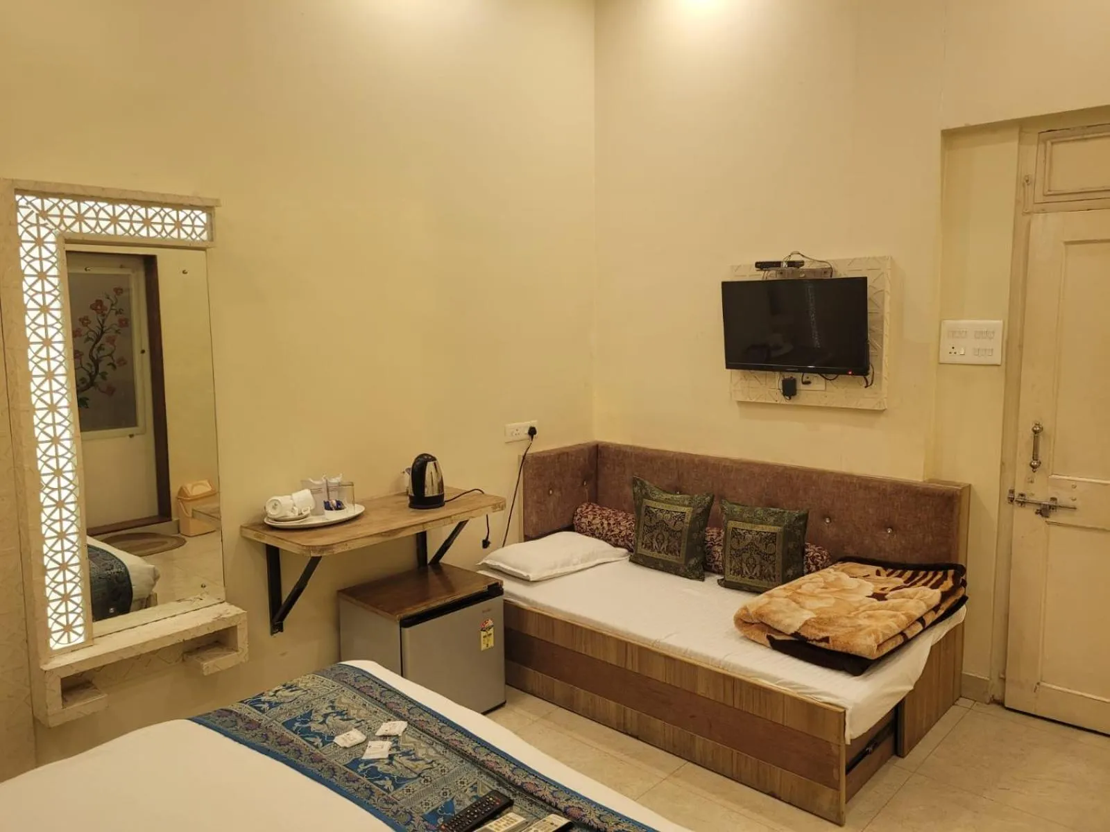 Seating area, Bed in Hotel Temple On Ganges