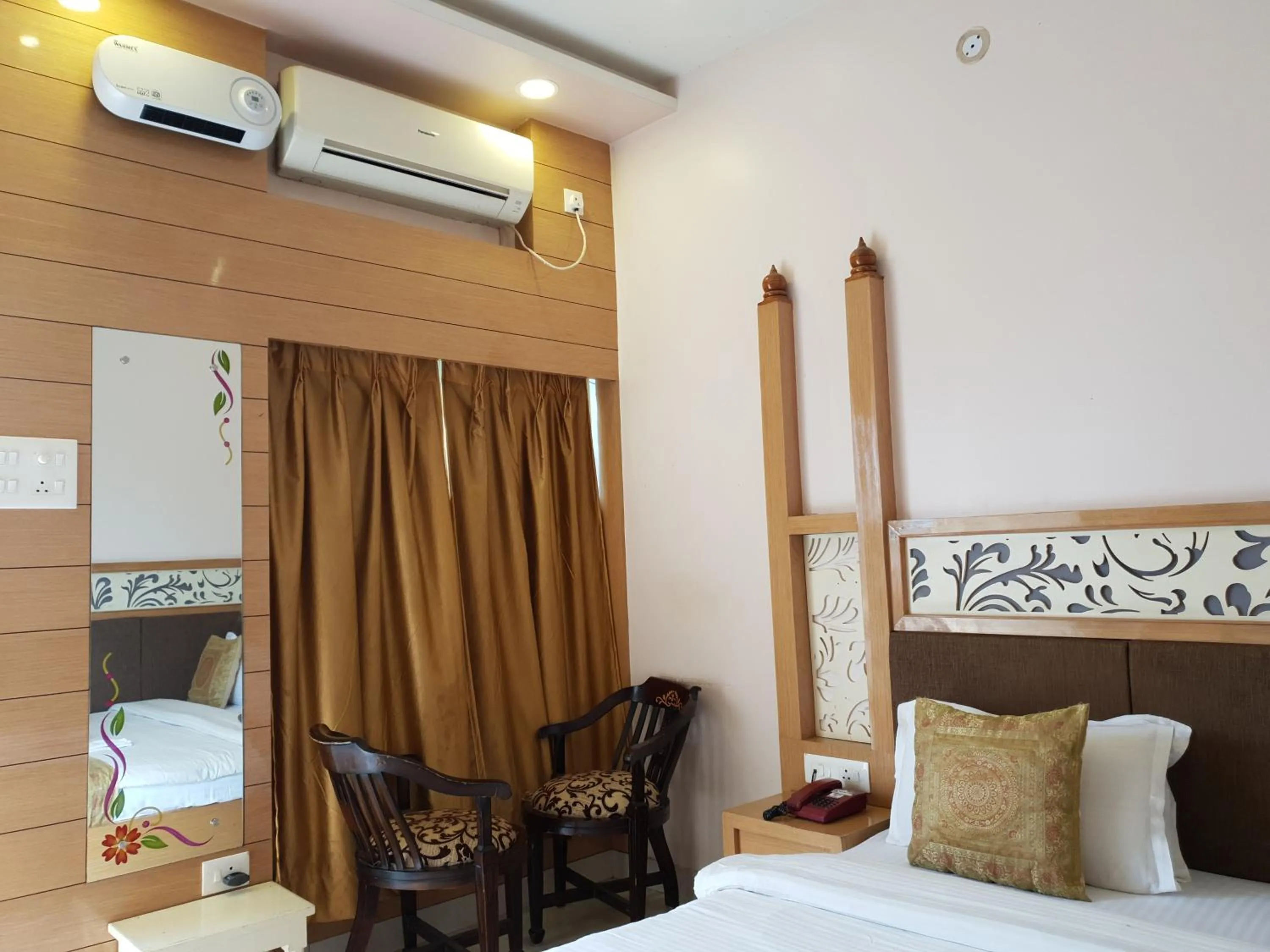 Living room, Bed in Hotel Temple On Ganges