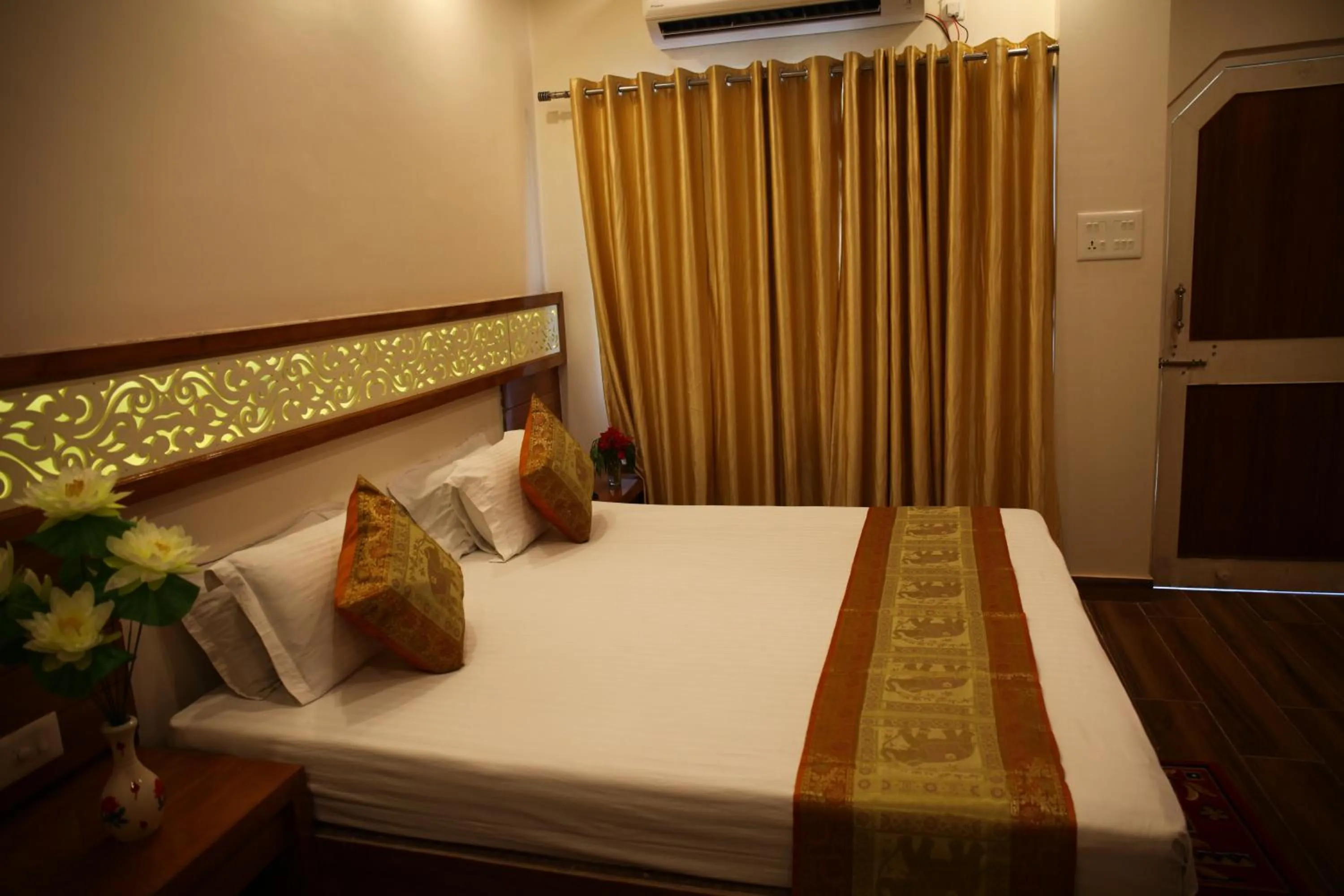 Decorative detail, Bed in Hotel Temple On Ganges