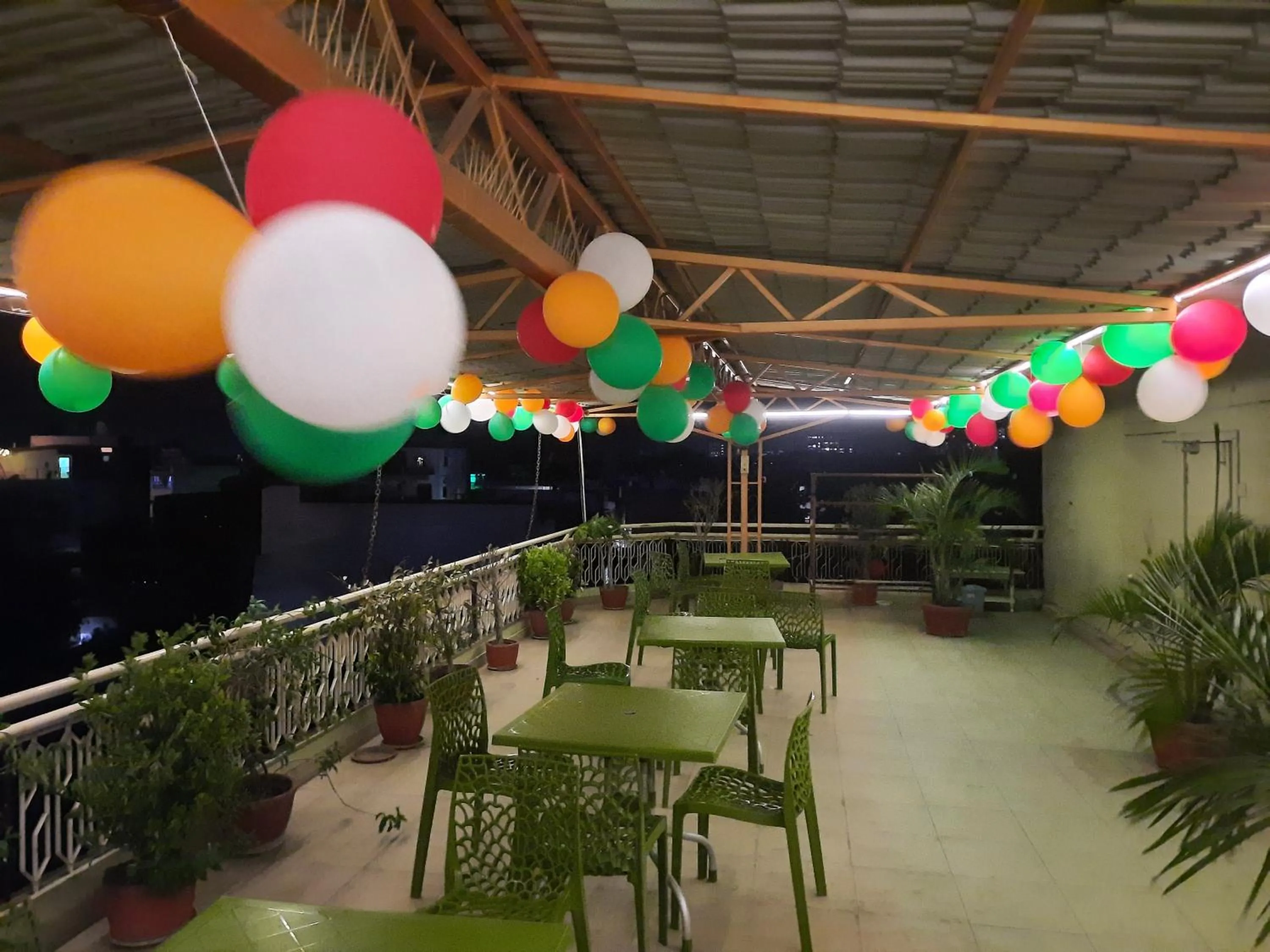 Restaurant/places to eat in Hotel Temple On Ganges