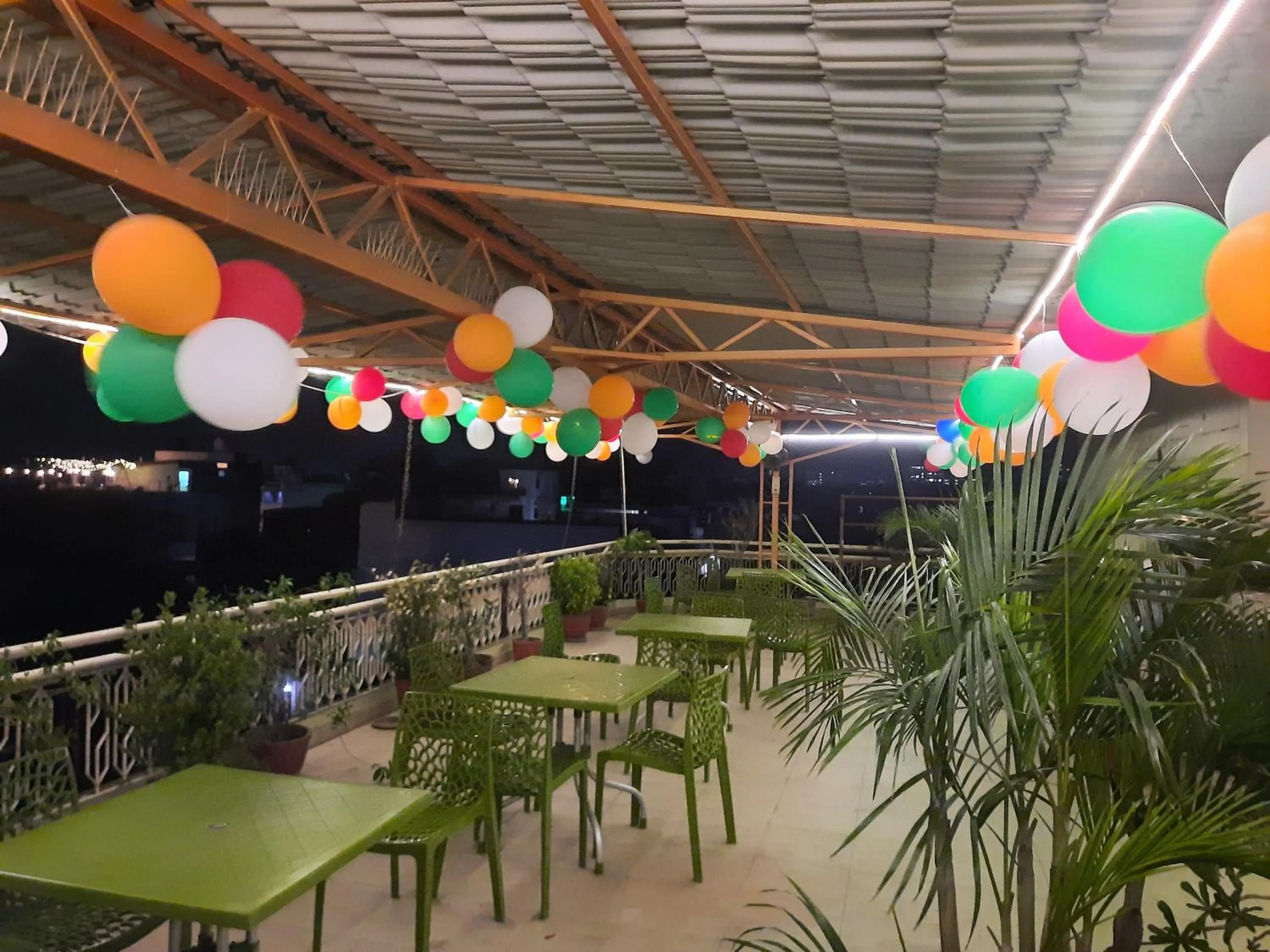 Restaurant/places to eat in Hotel Temple On Ganges