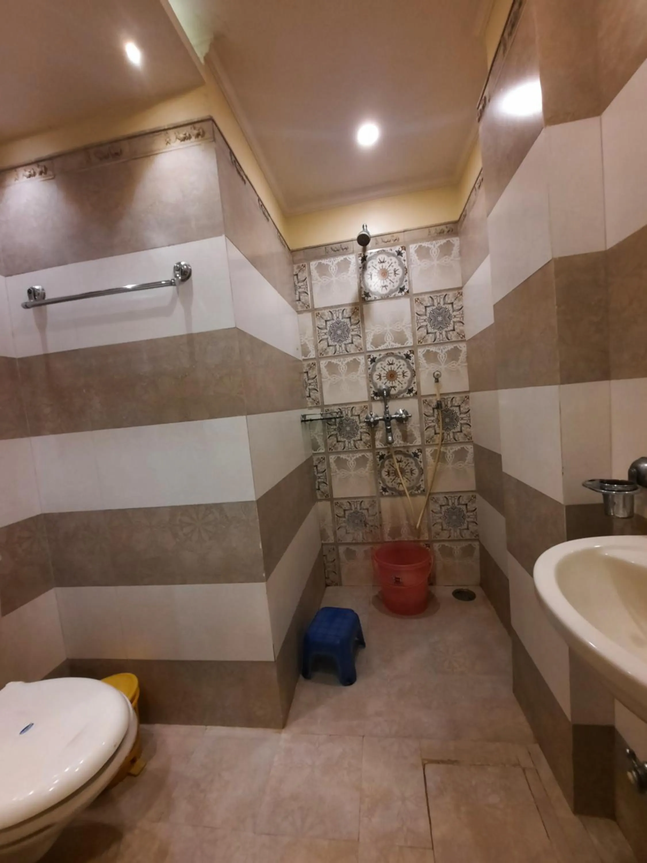 Shower in Hotel Temple On Ganges