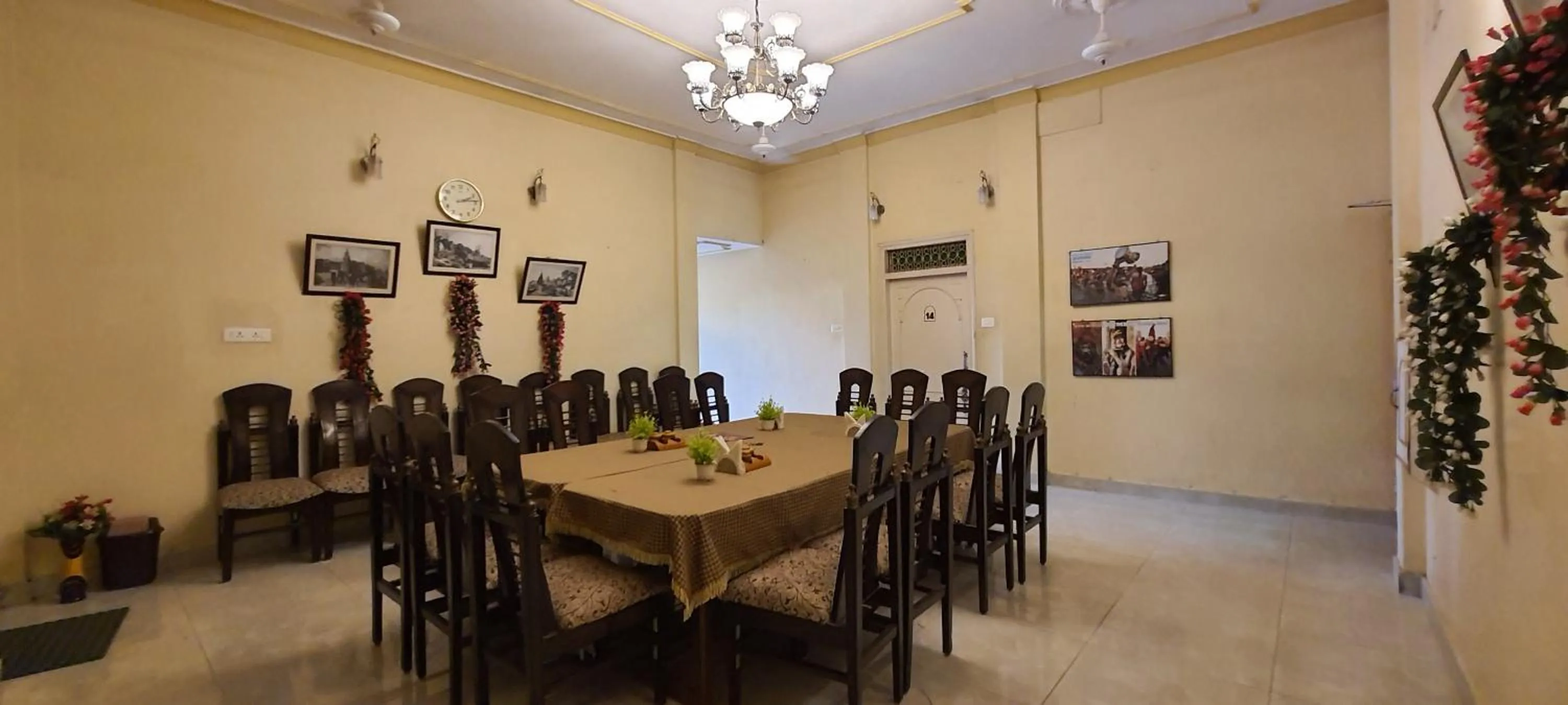 Restaurant/places to eat in Hotel Temple On Ganges